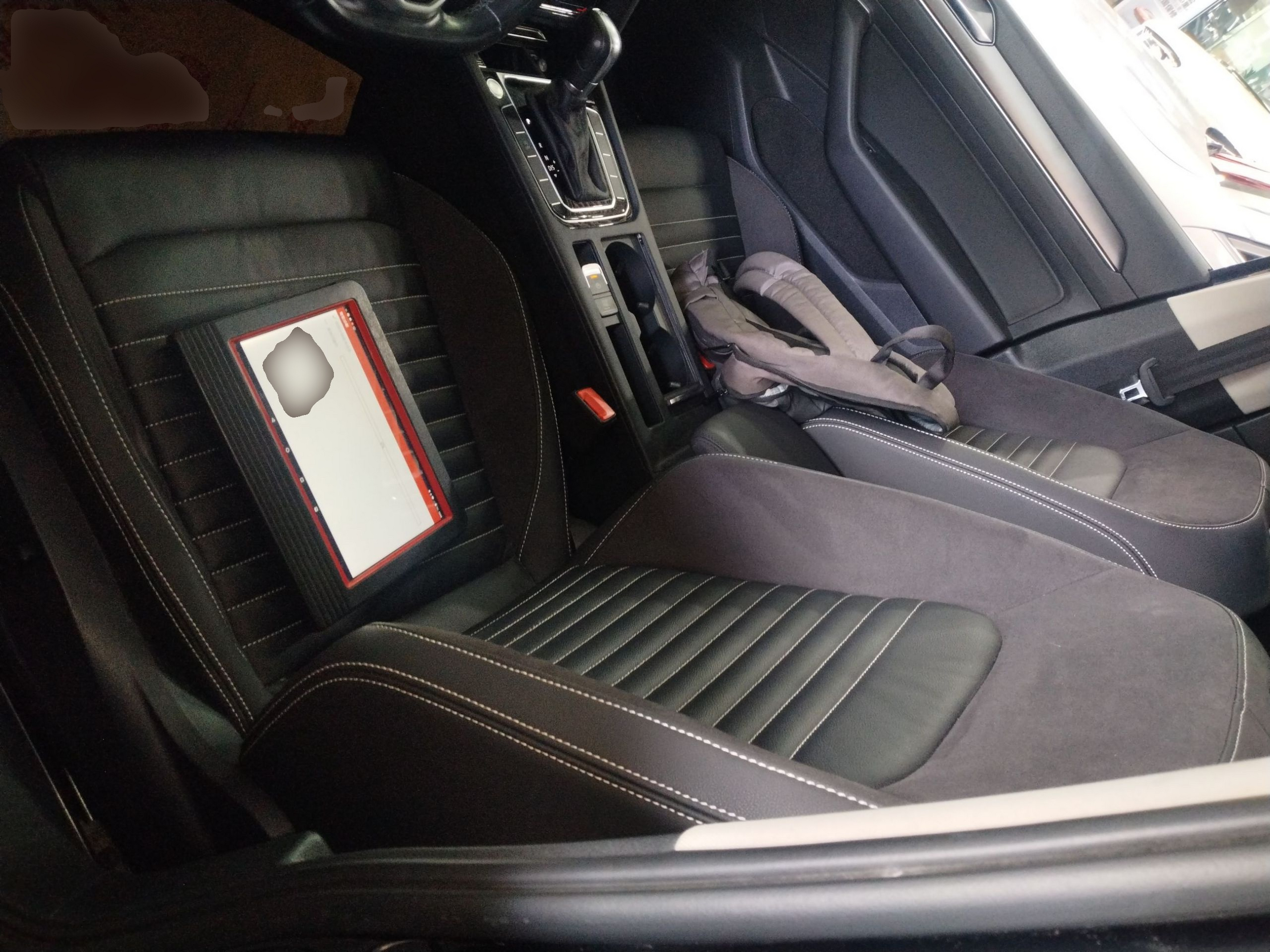 المقاعد الأمامية داخل السيارة