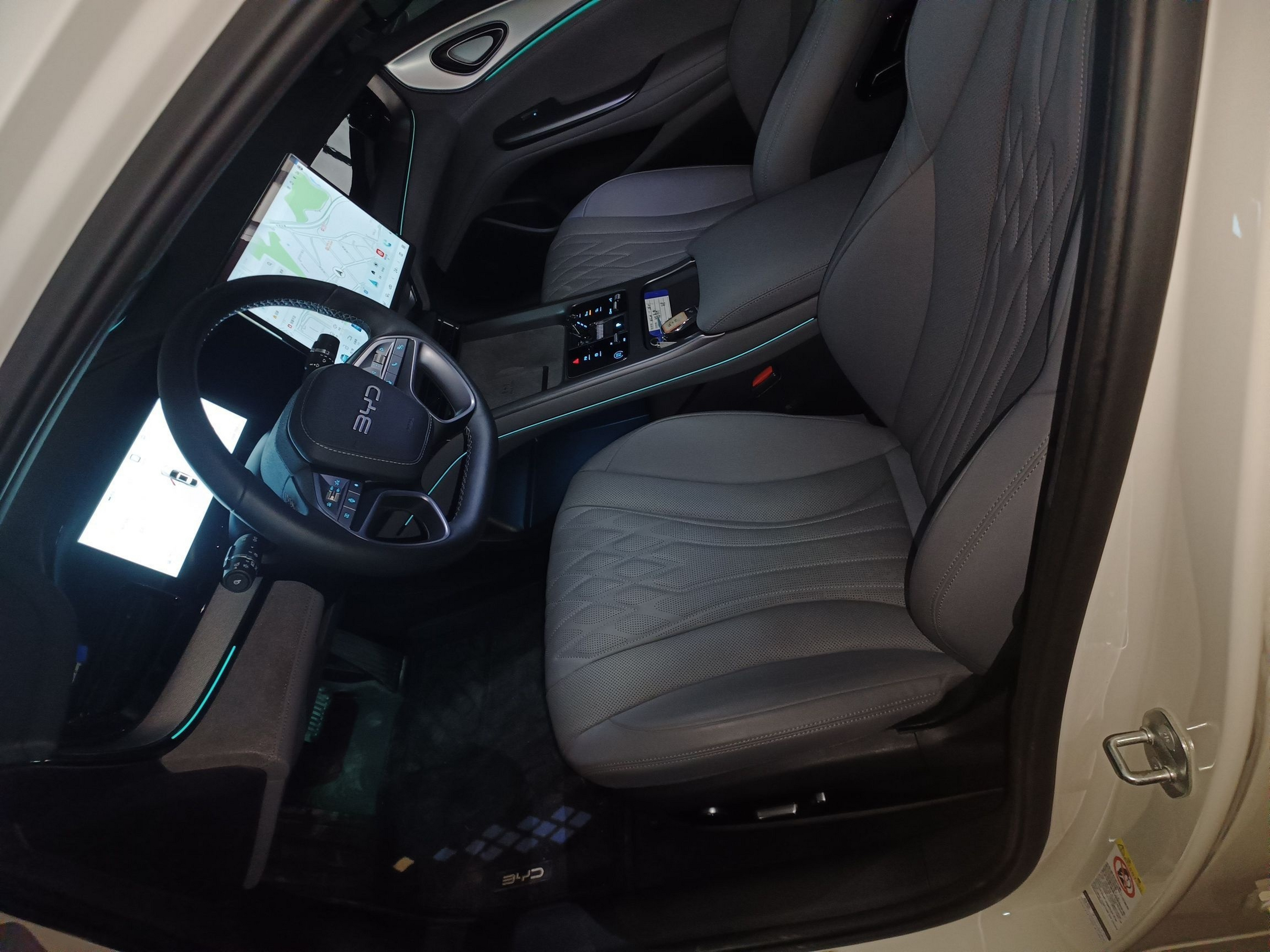 Переднее сиденье в автомобиле