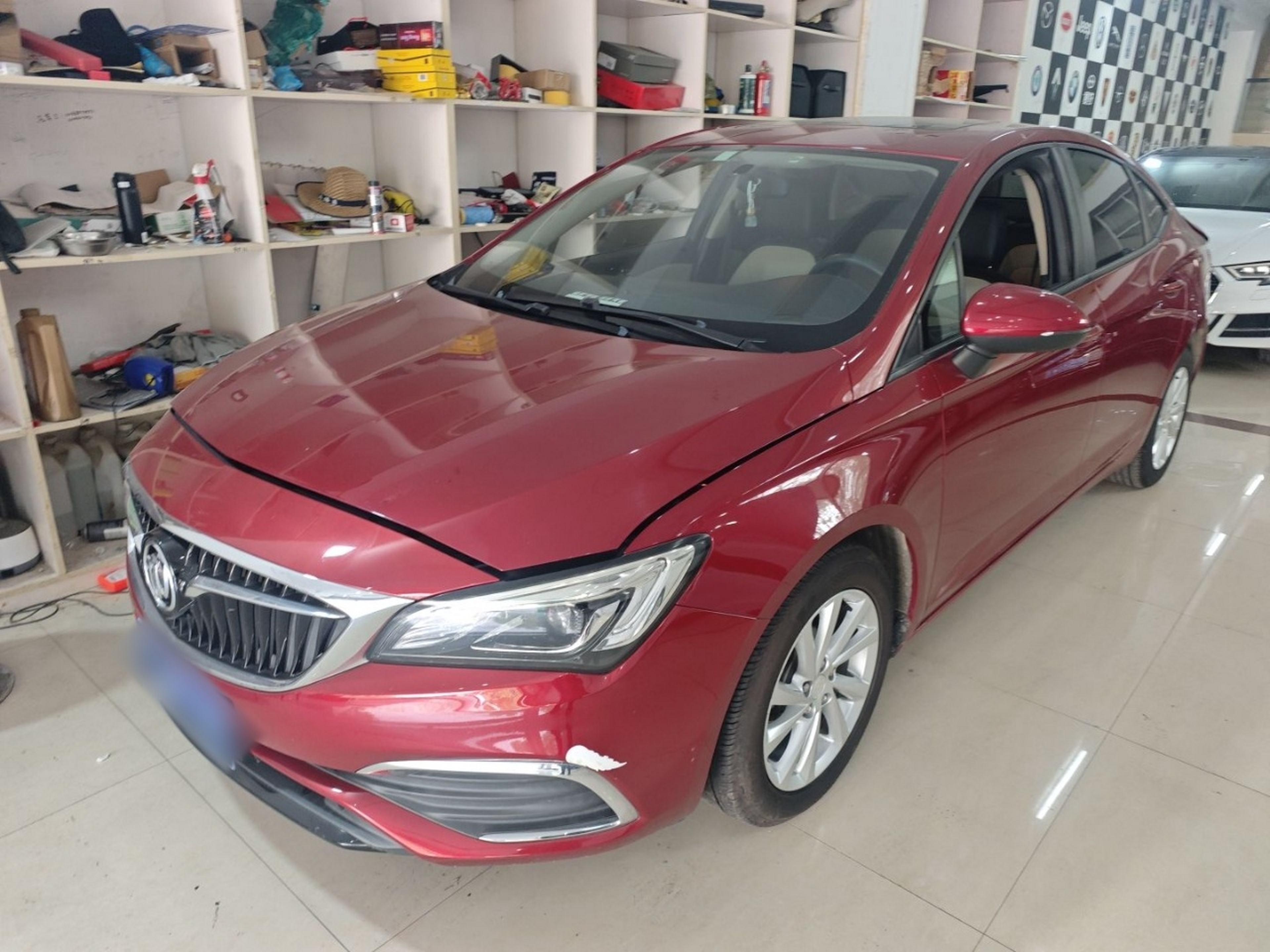 Под передней частью автомобиля