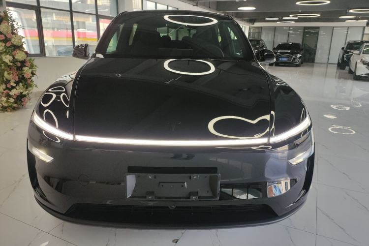 Used Tesla Model Y L 2025 Long-Range All-Wheel-Drive Version
