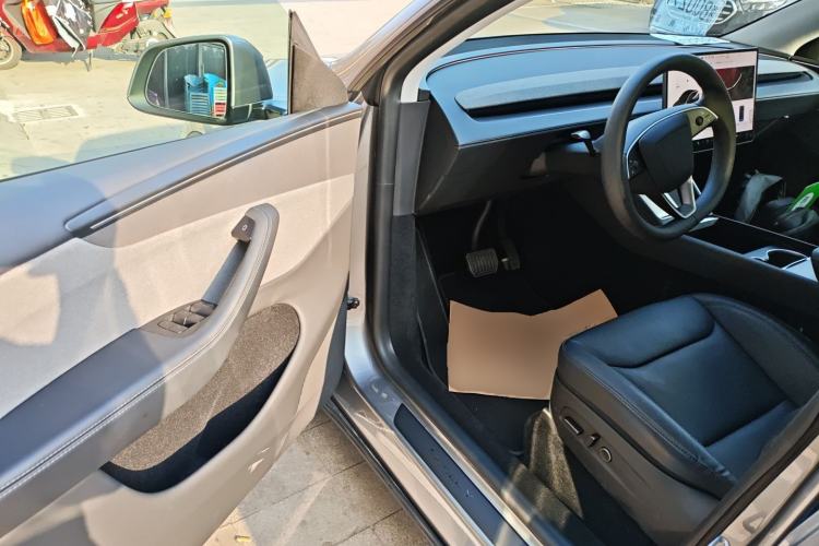 Used Tesla Model Y 2025 Rear-Wheel-Drive Version
