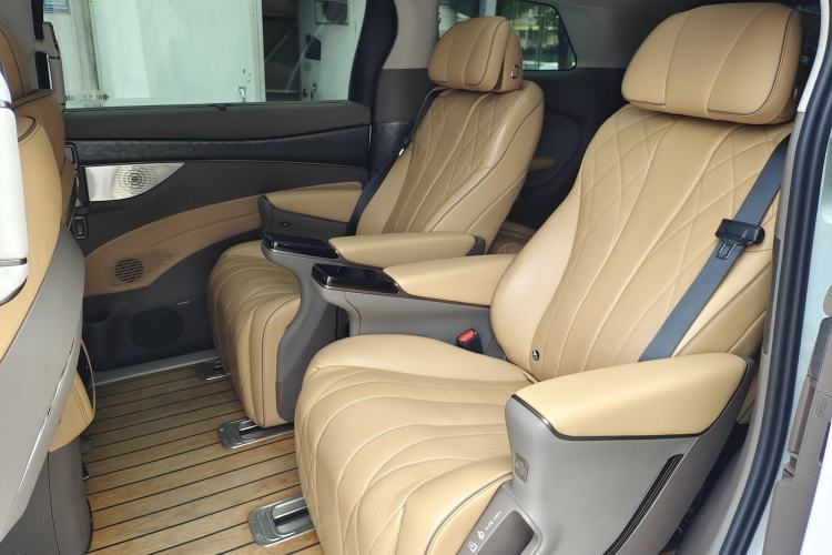 Used Denza D9 2022 DM-i 1040 Prestige Model
