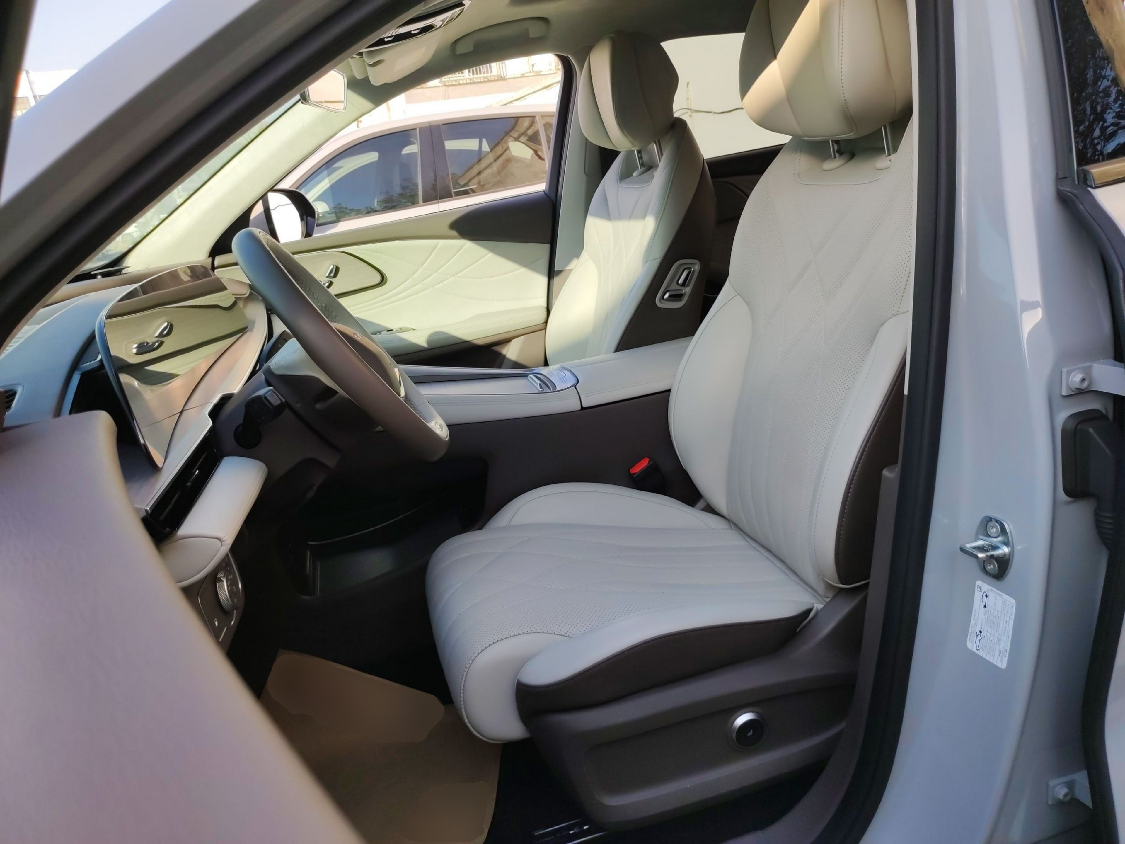 المقاعد الأمامية داخل السيارة