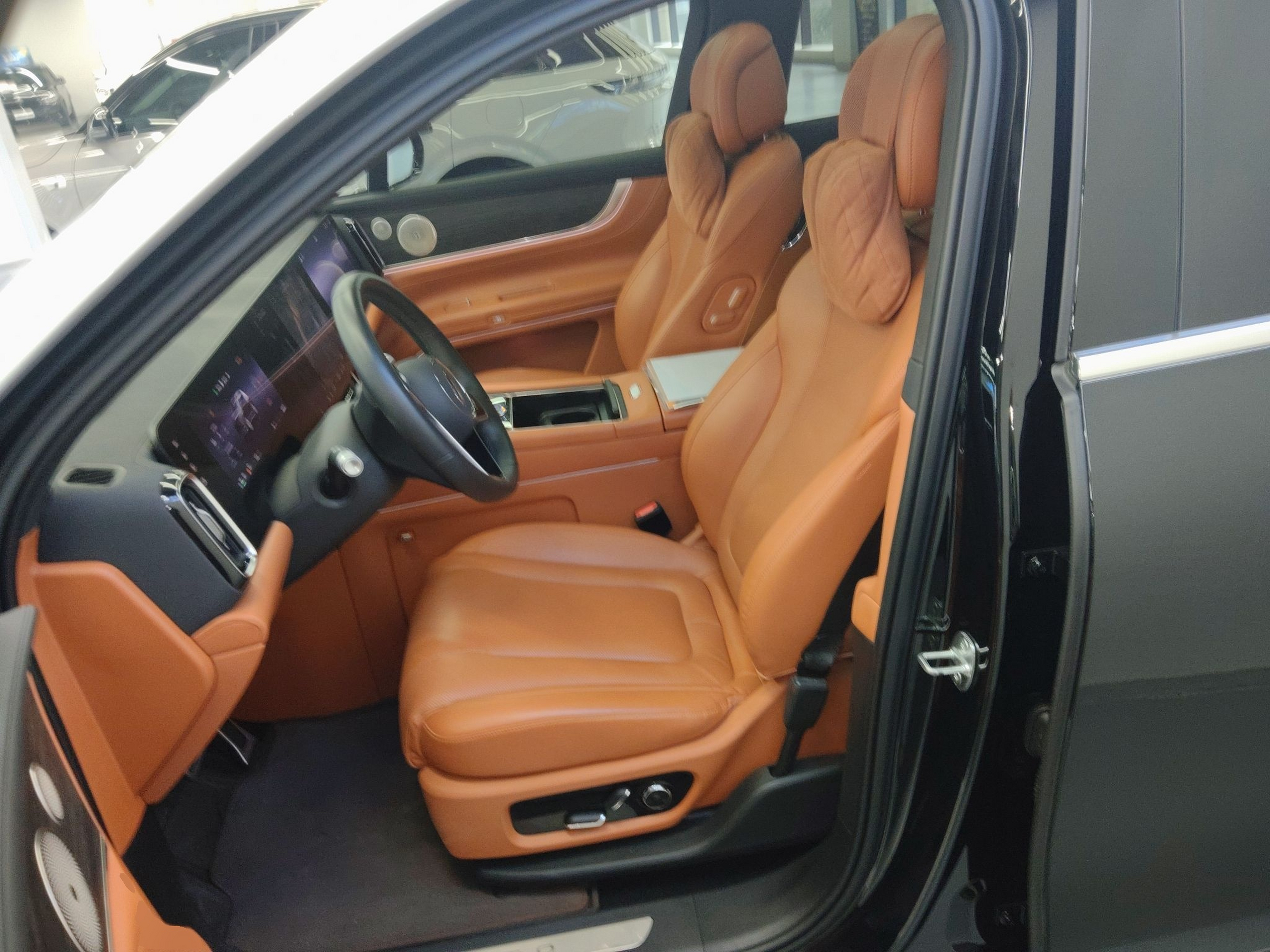 Переднее сиденье в автомобиле