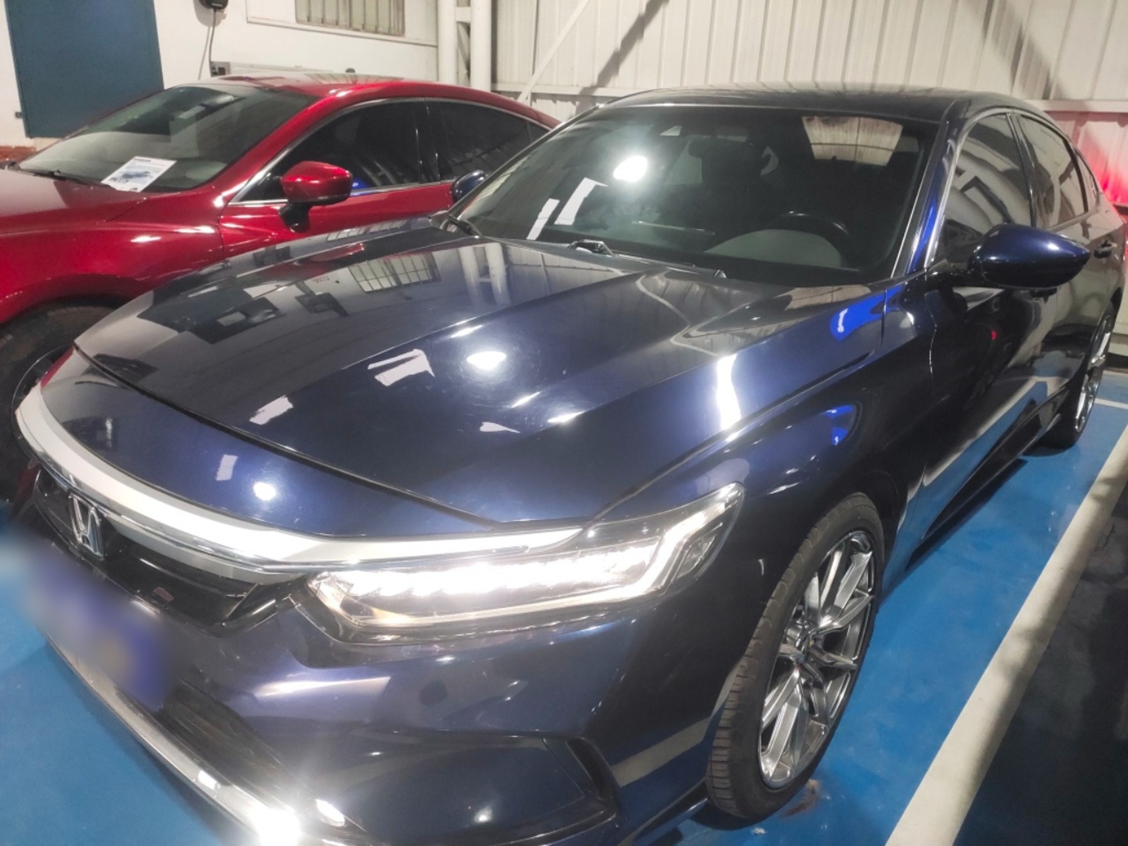 Под передней частью автомобиля