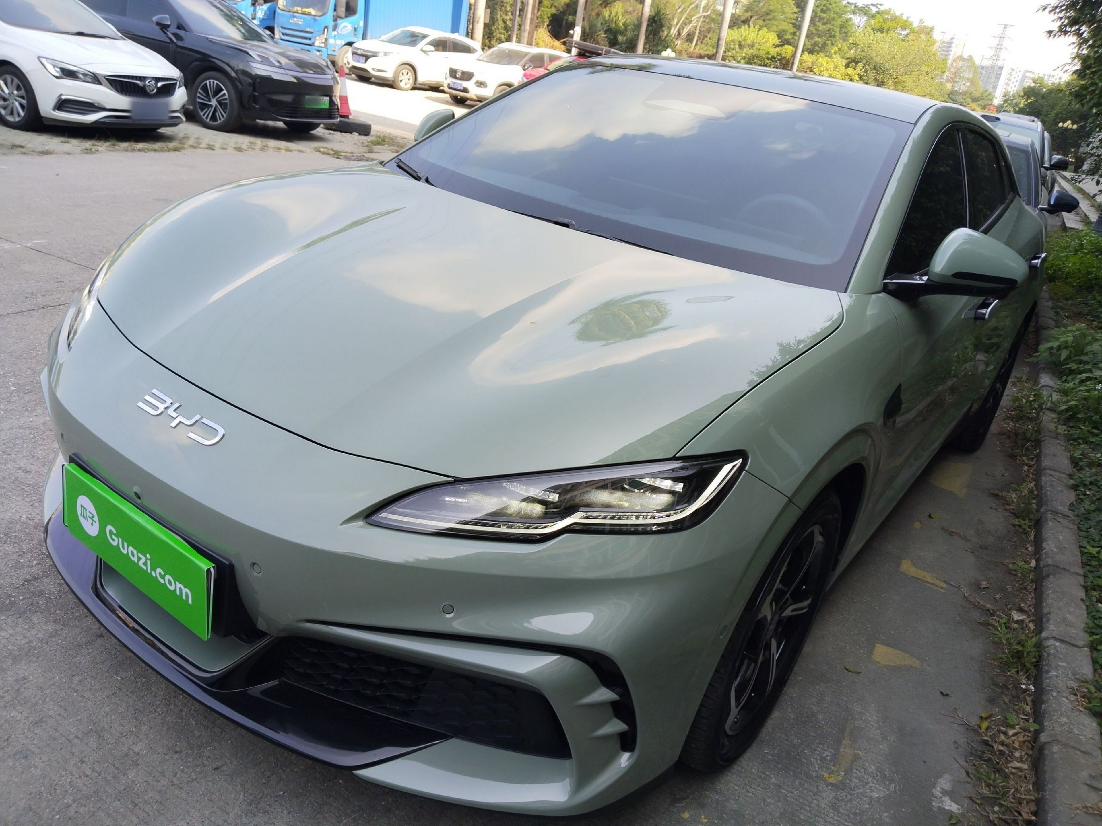 تحت مقدمة السيارة