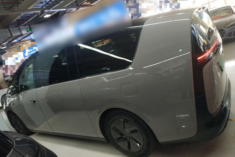 Used Li Auto MEGA 2024 Ultra Model
