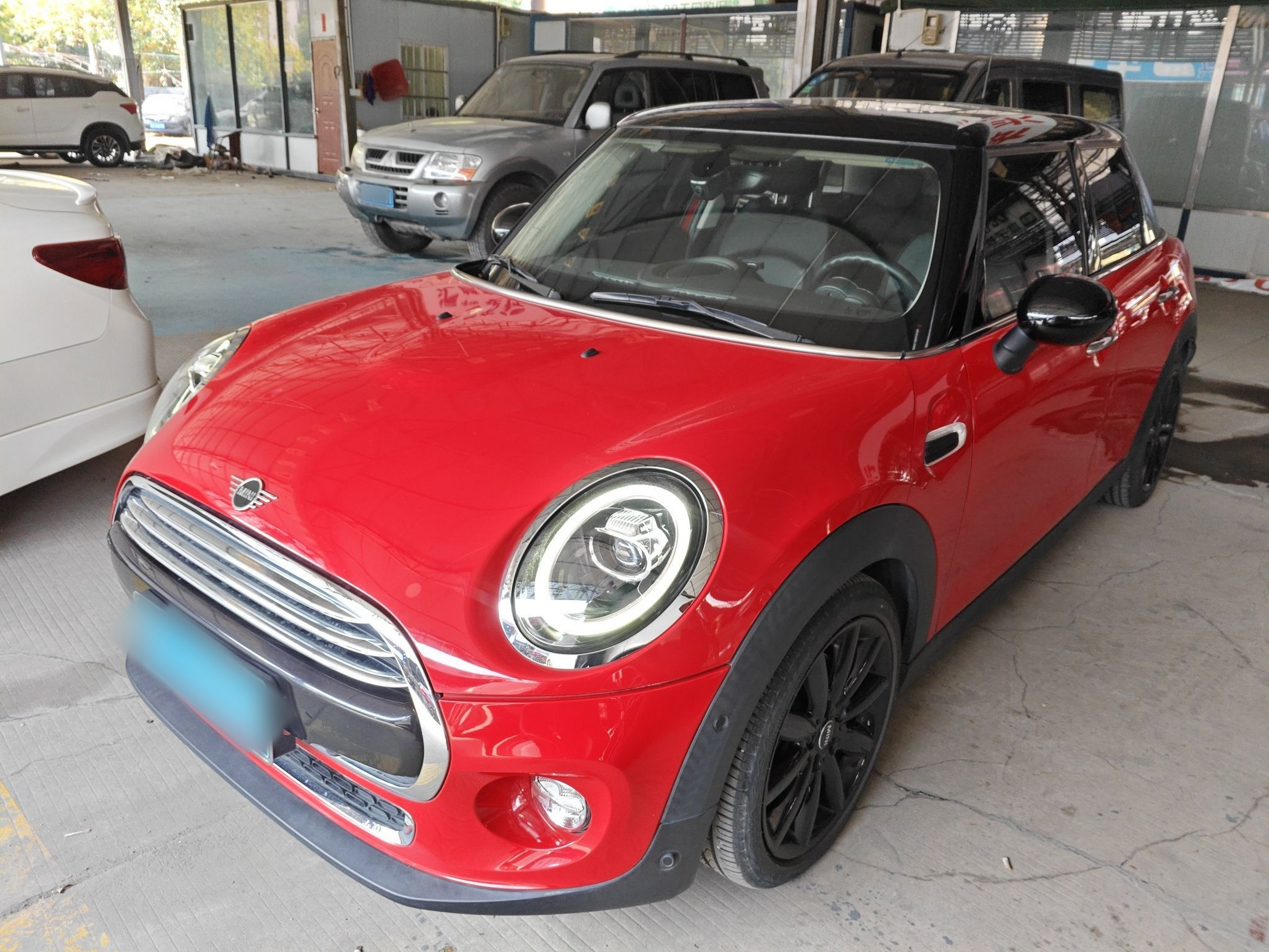 تحت مقدمة السيارة