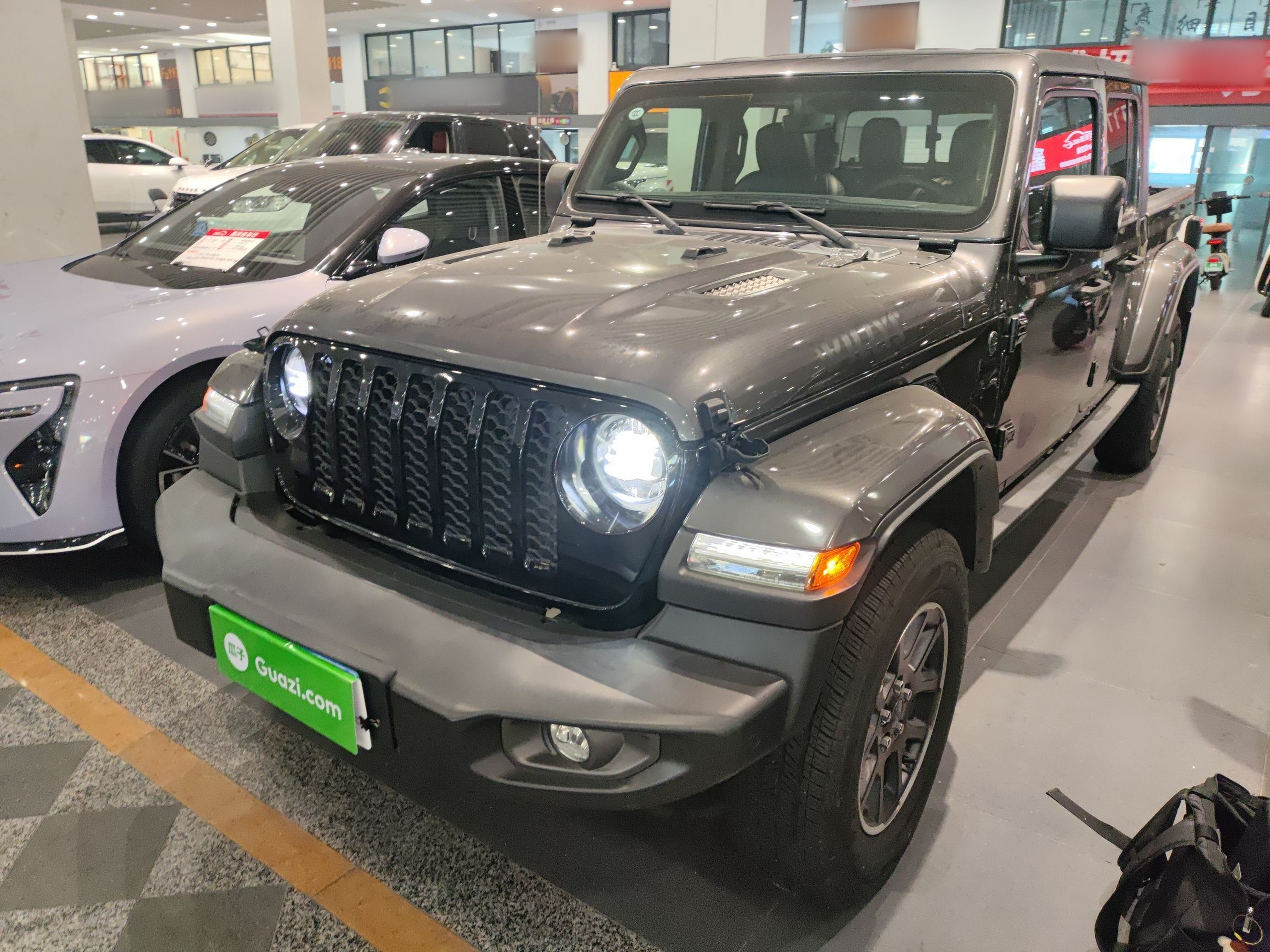 تحت مقدمة السيارة