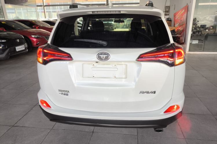 Used Toyota RAV4 2016 2.0L CVT Two-Wheel Drive Fashion Edition China V Standard
