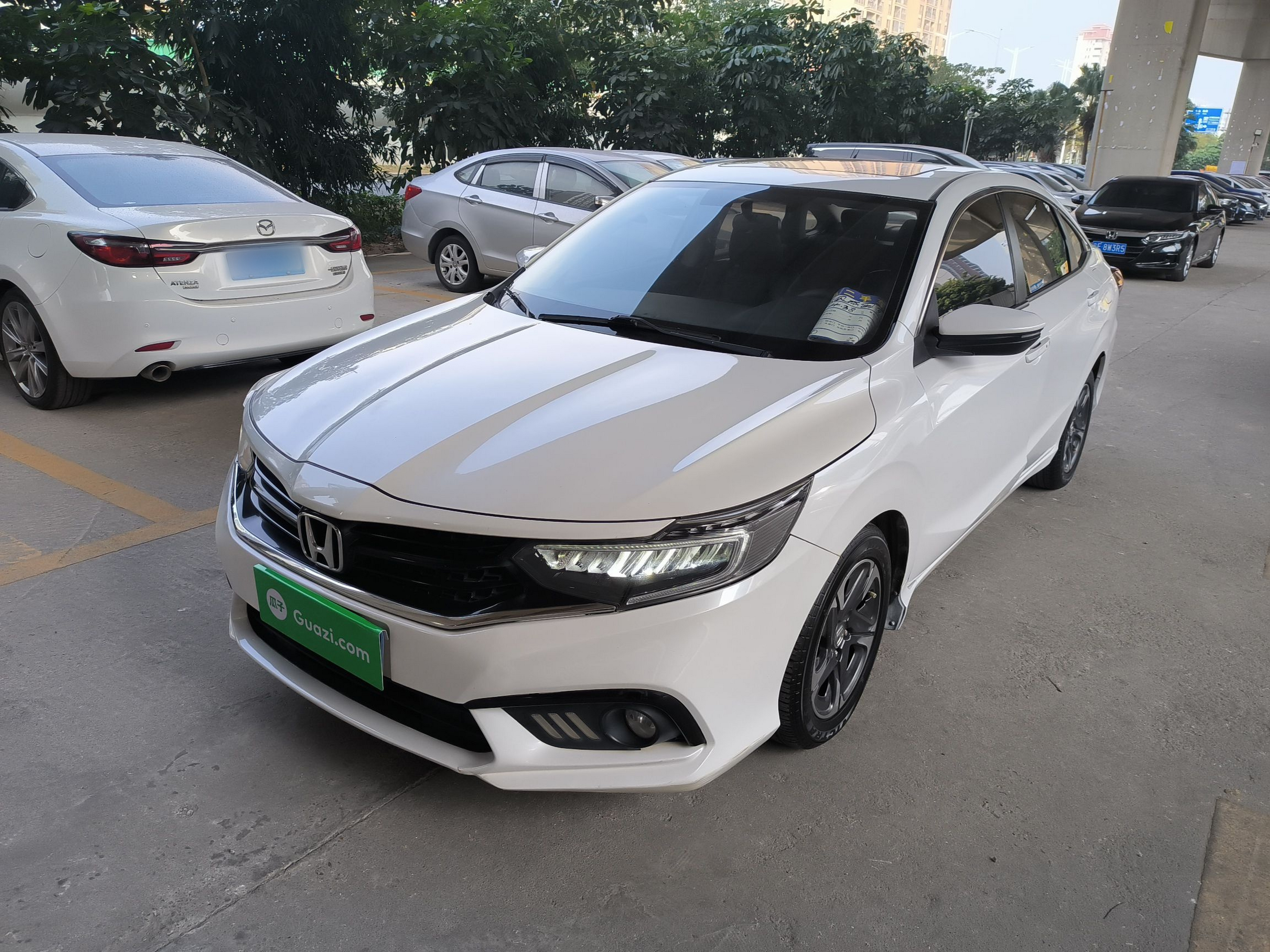 Под передней частью автомобиля