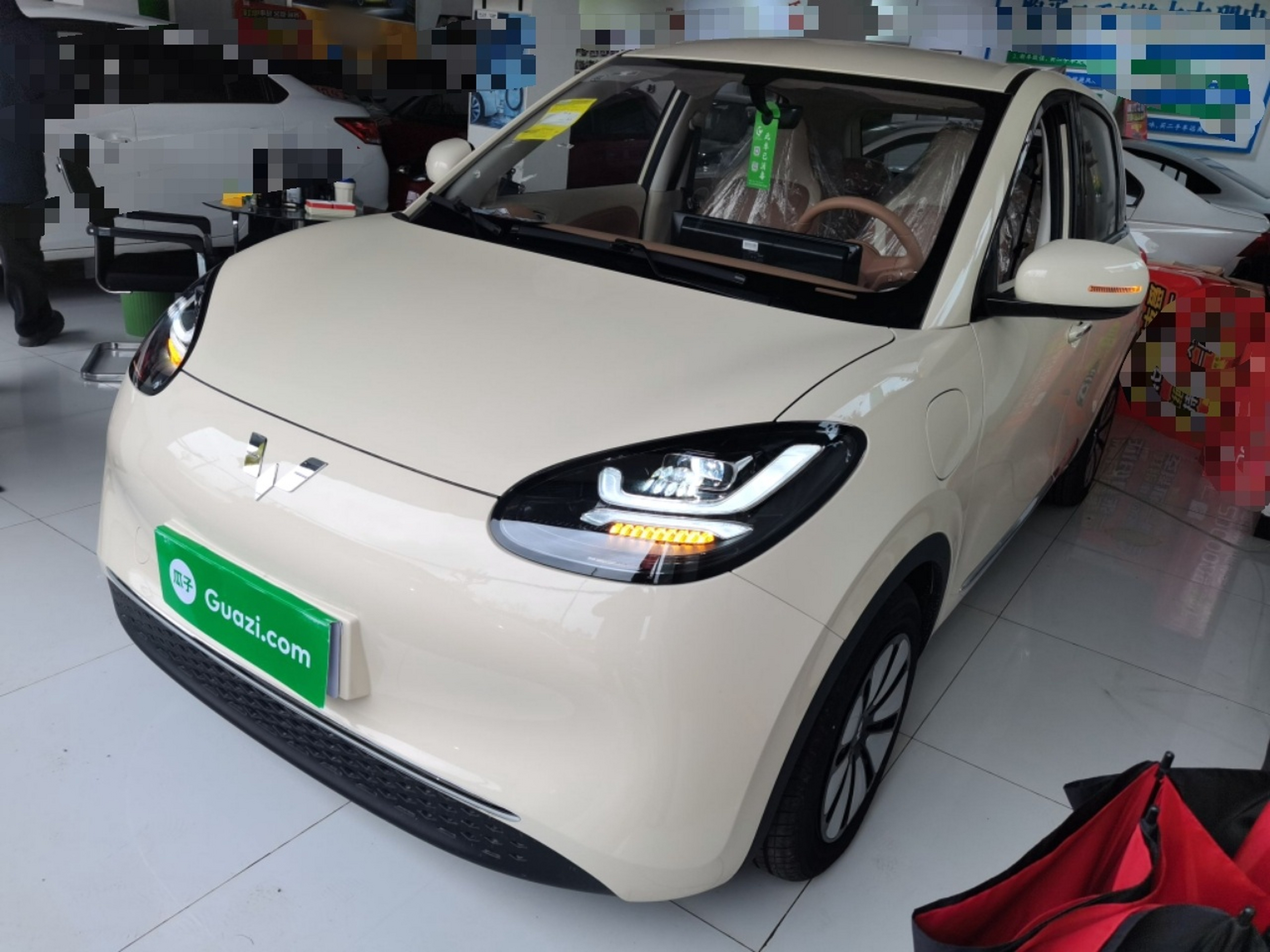 تحت مقدمة السيارة