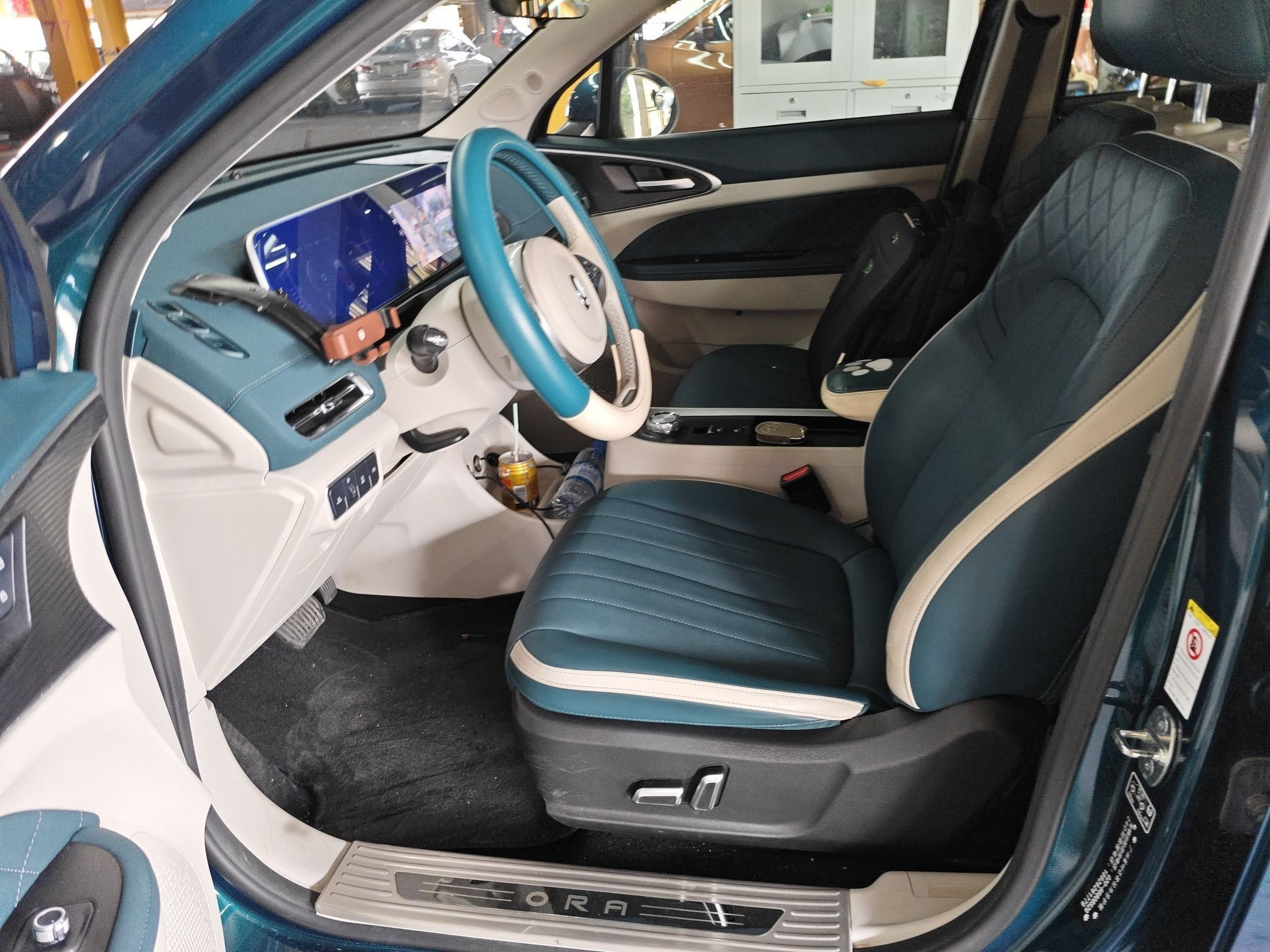 المقاعد الأمامية داخل السيارة