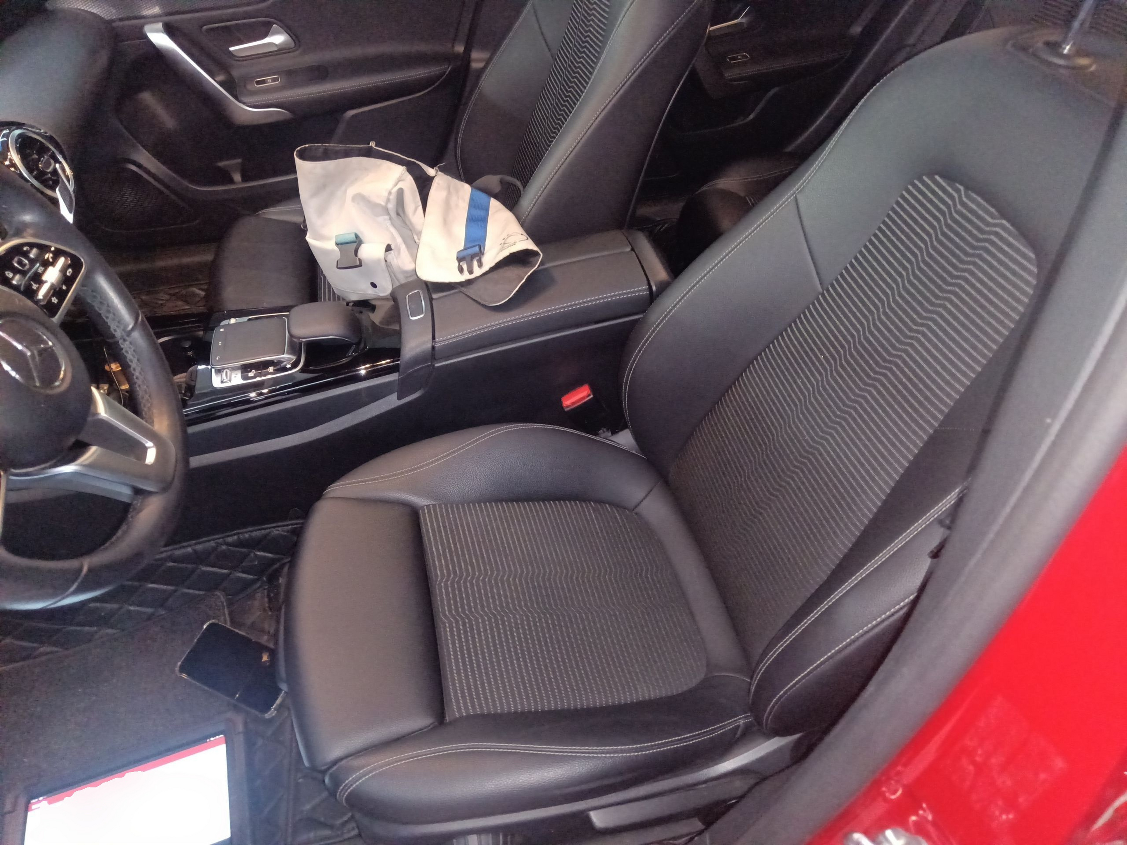 Переднее сиденье в автомобиле