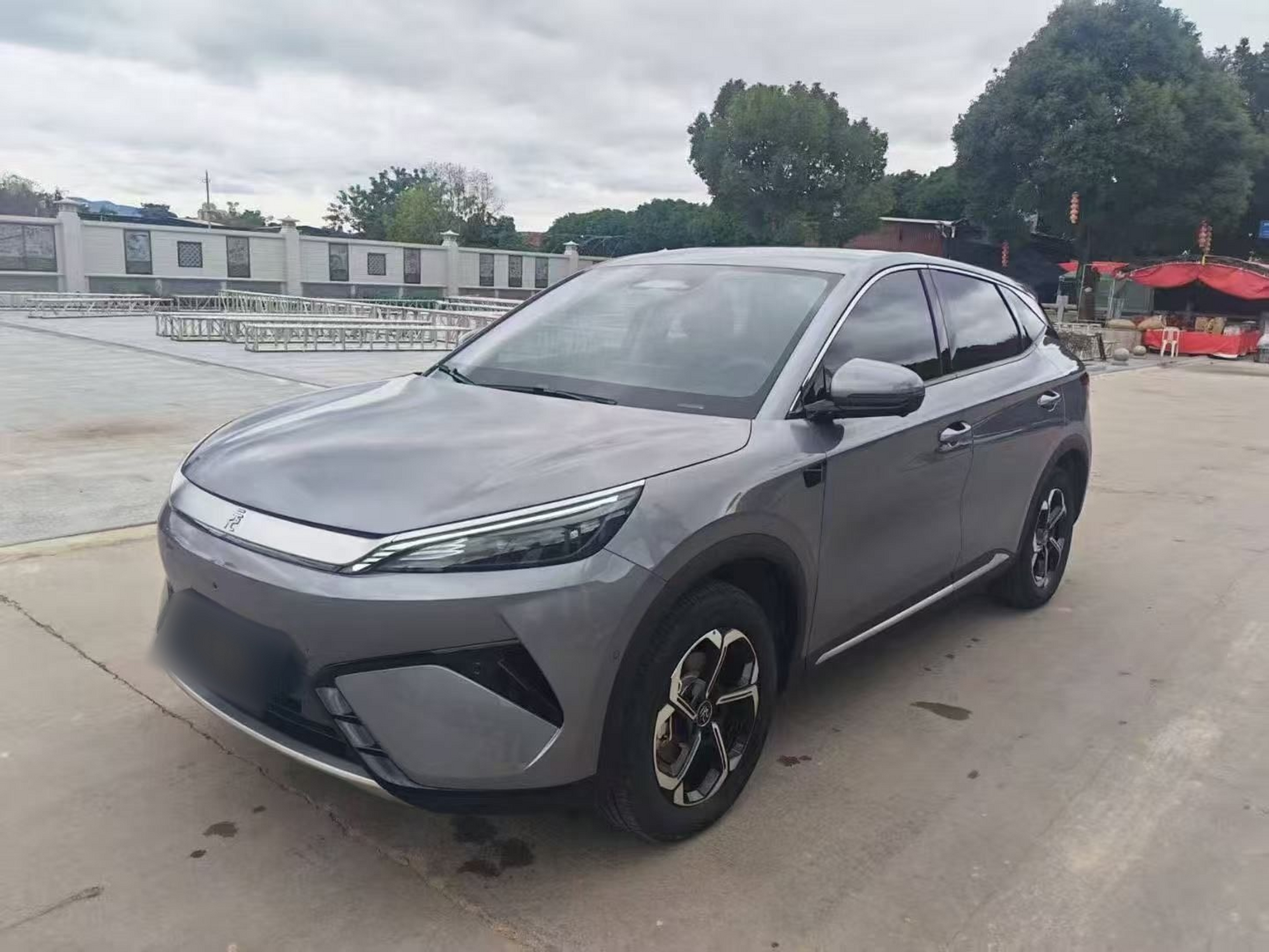 Под передней частью автомобиля