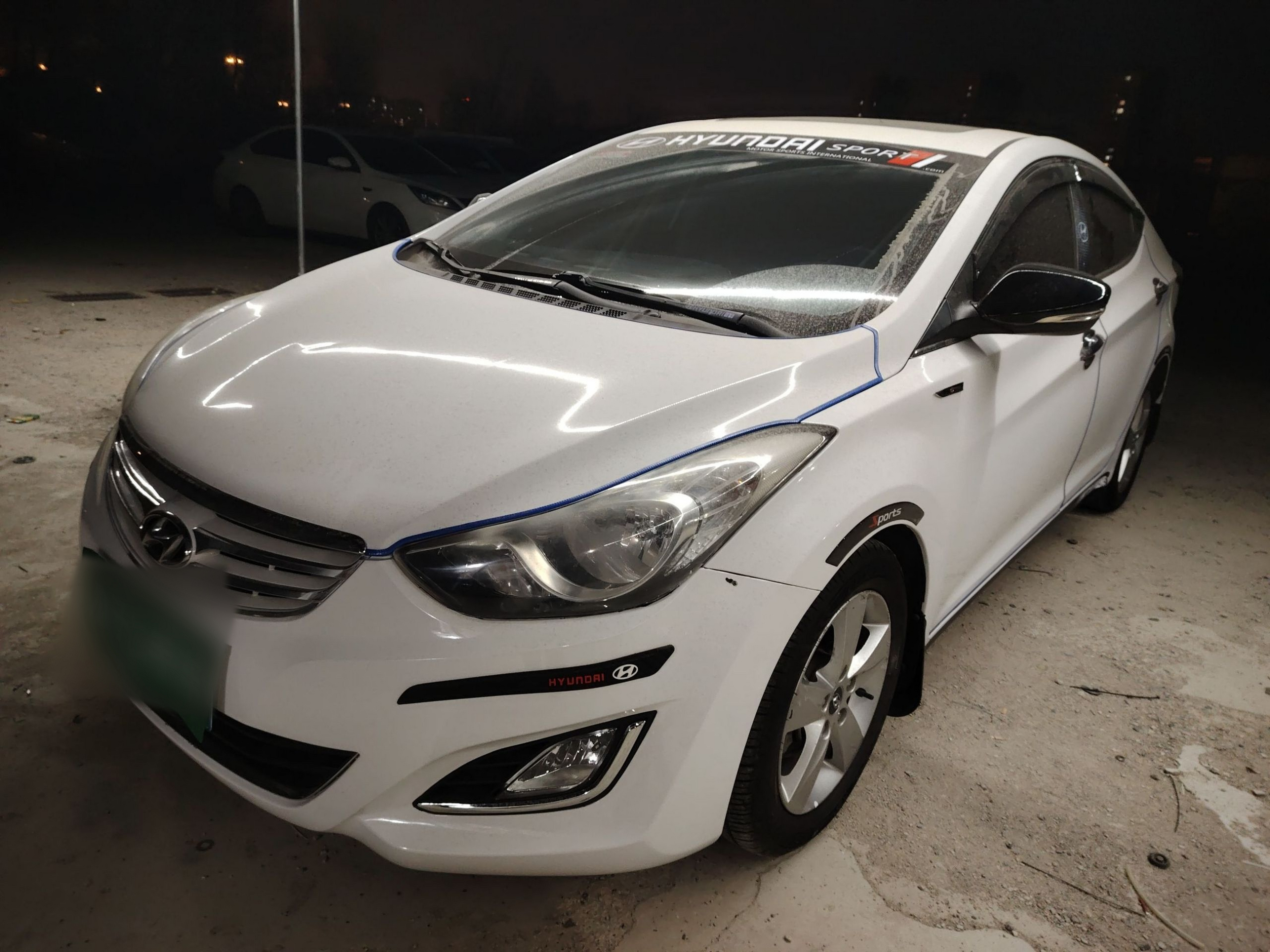 Под передней частью автомобиля