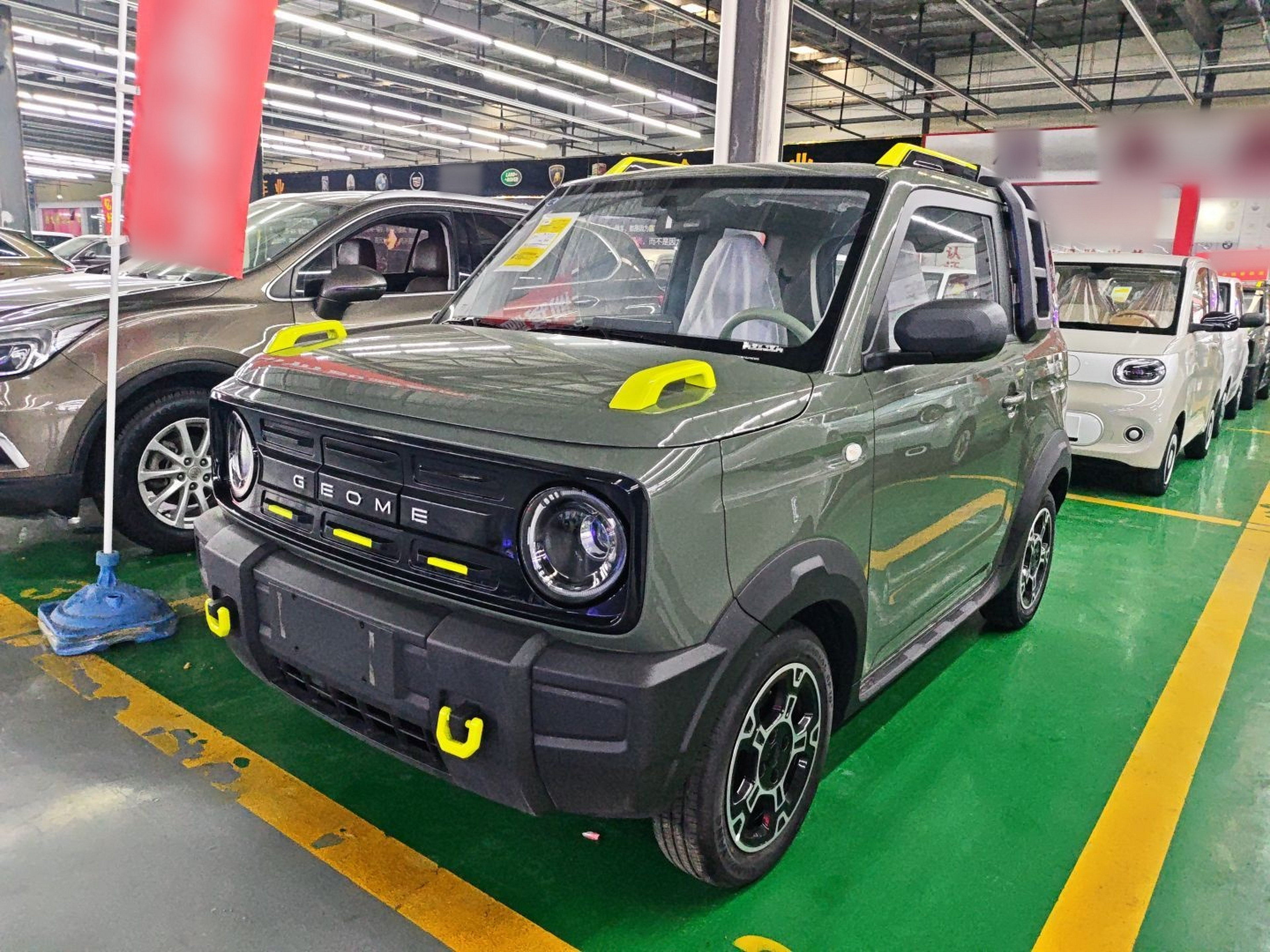 تحت مقدمة السيارة