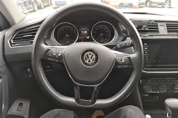 Used Volkswagen Tiguan L 2019 Revised 330TSI Automatic Two-Wheel Drive Smart & Luxury Edition China VI Standard
