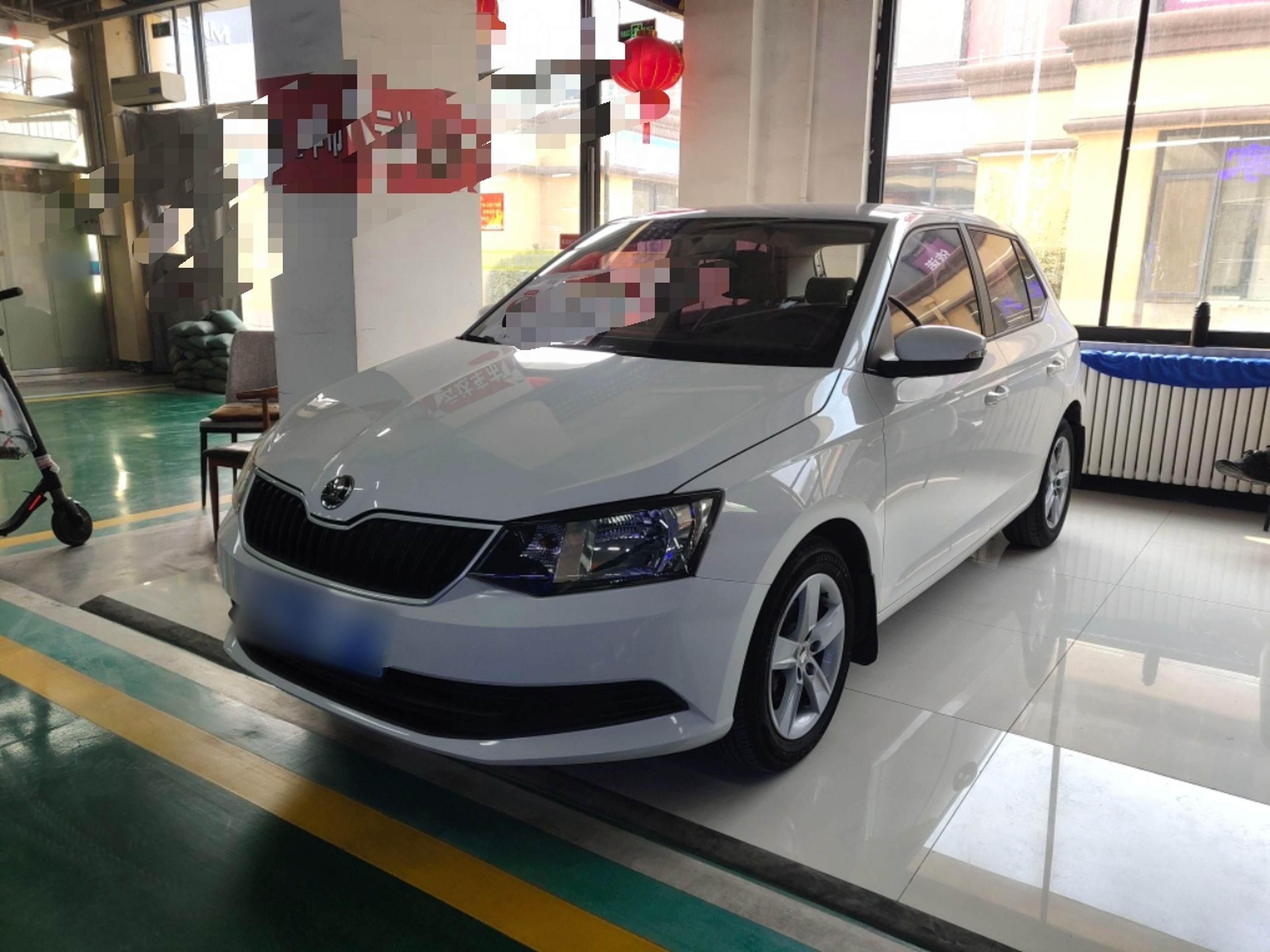 تحت مقدمة السيارة