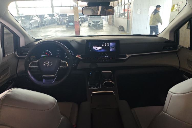 Used Toyota Granvia 2024 2.5L Hybrid Comfort Edition
