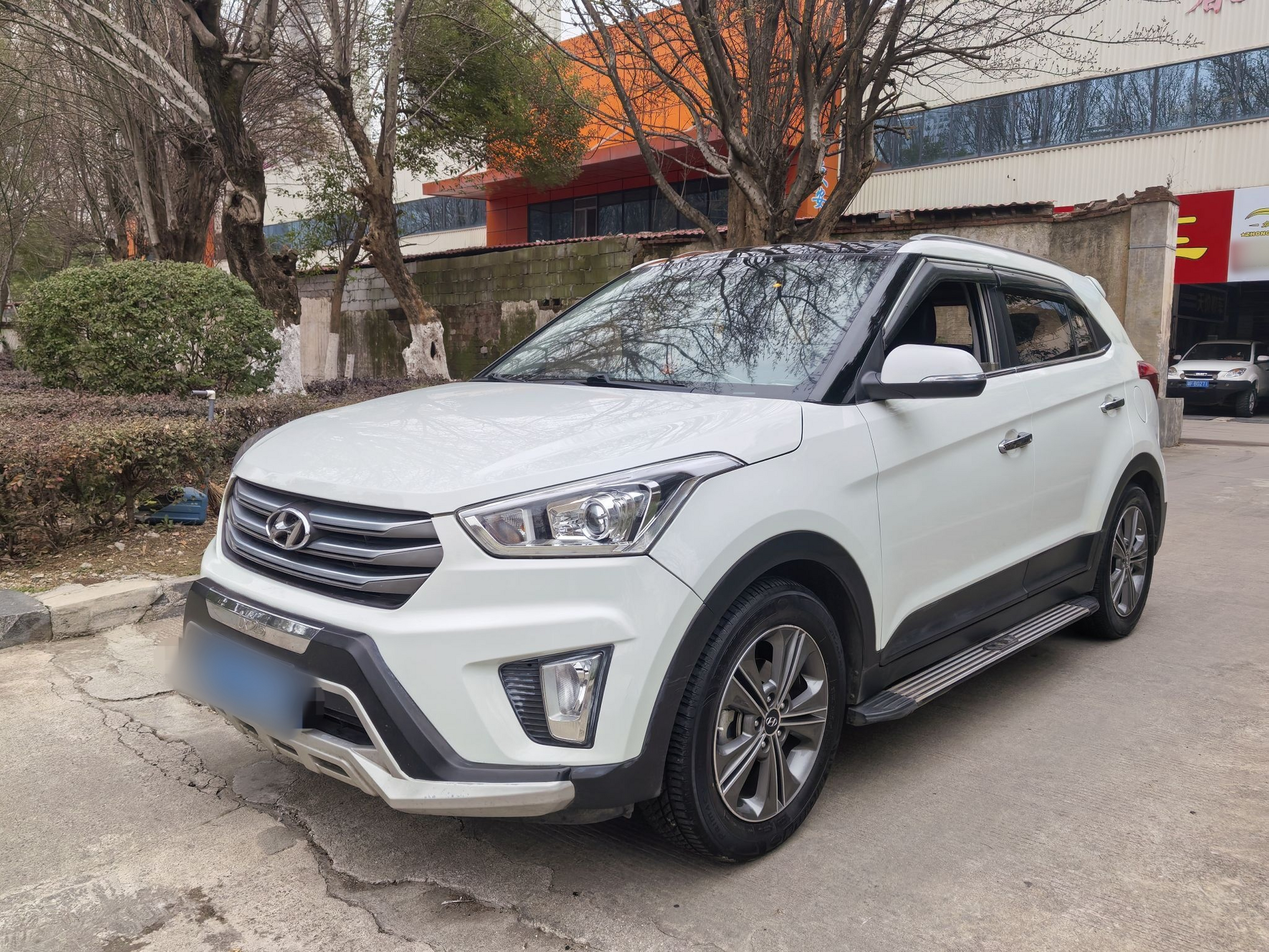 تحت مقدمة السيارة