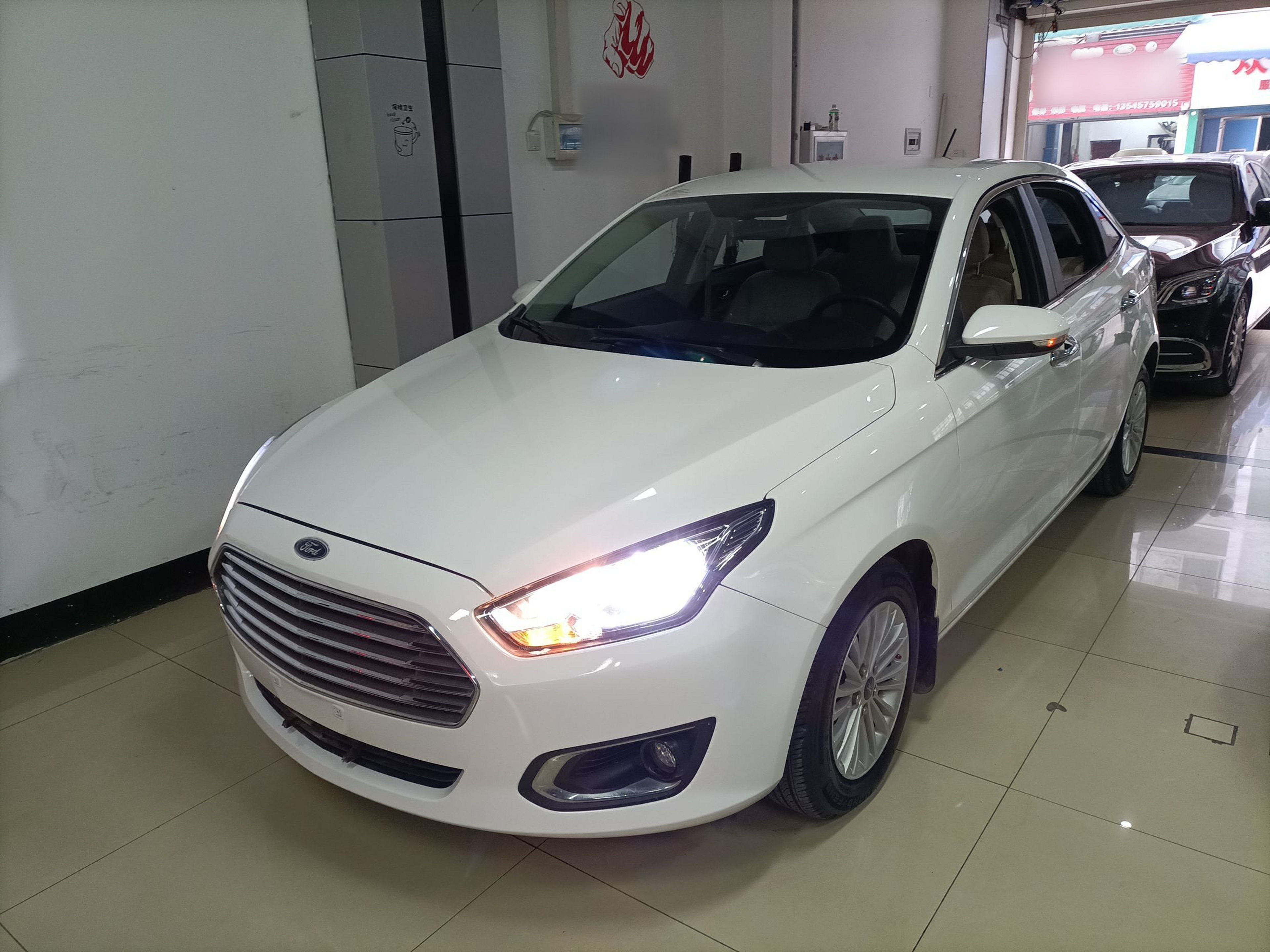 تحت مقدمة السيارة