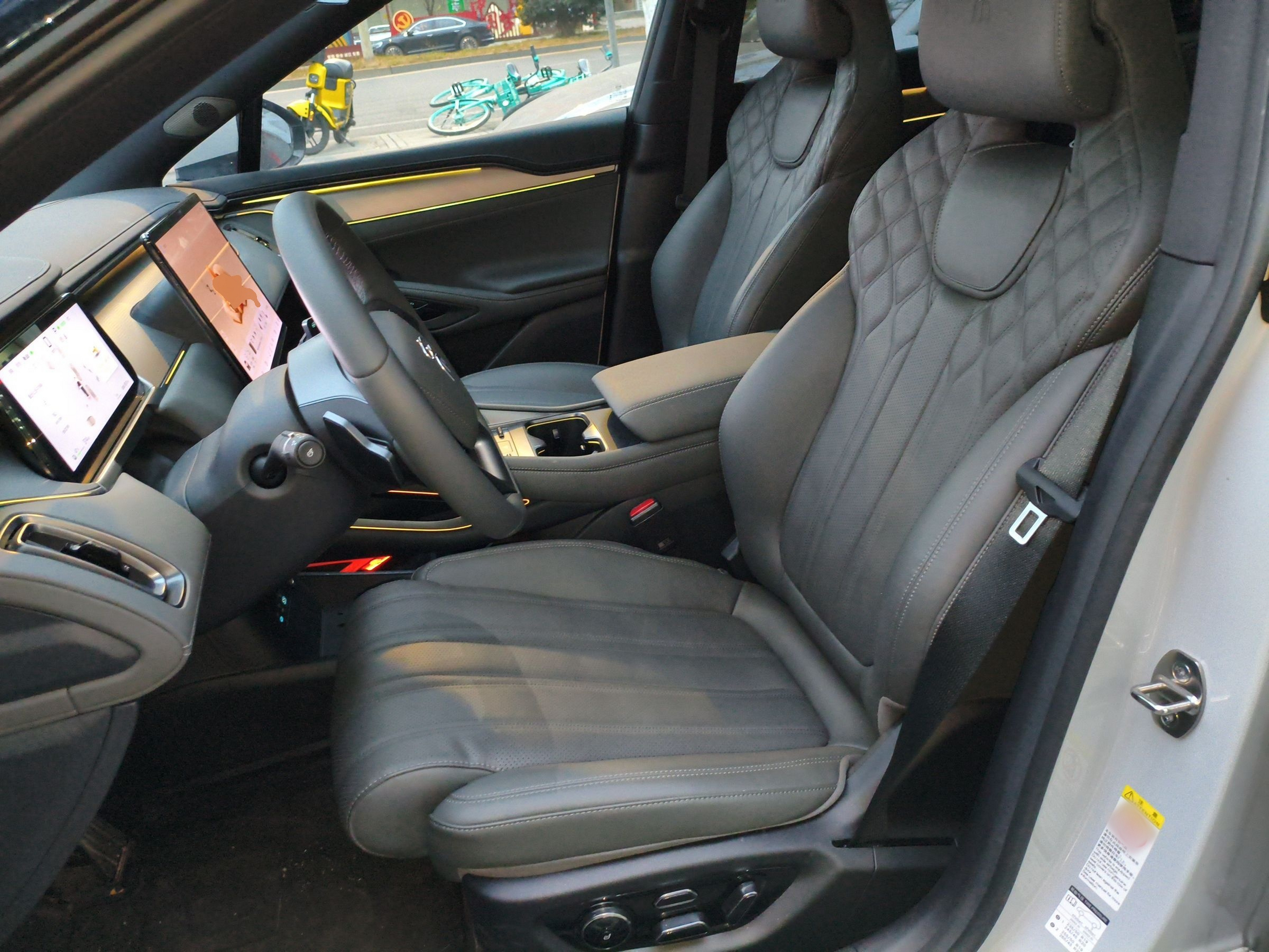 Переднее сиденье в автомобиле