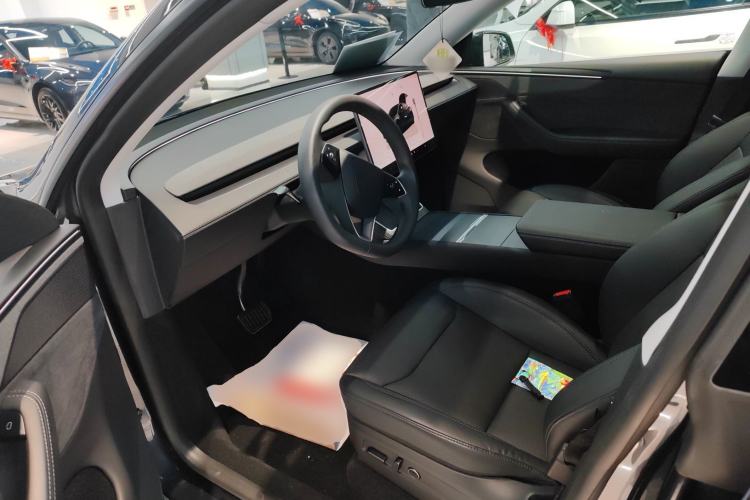 Used Tesla Model Y 2025 Long-Range All-Wheel-Drive Version