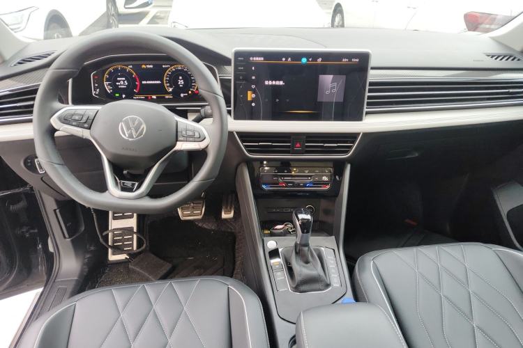 Used Volkswagen Tiguan L 2024 Outstanding Model 330TSI Automatic Two-Wheel Drive R-Line Dragon Glory Edition
