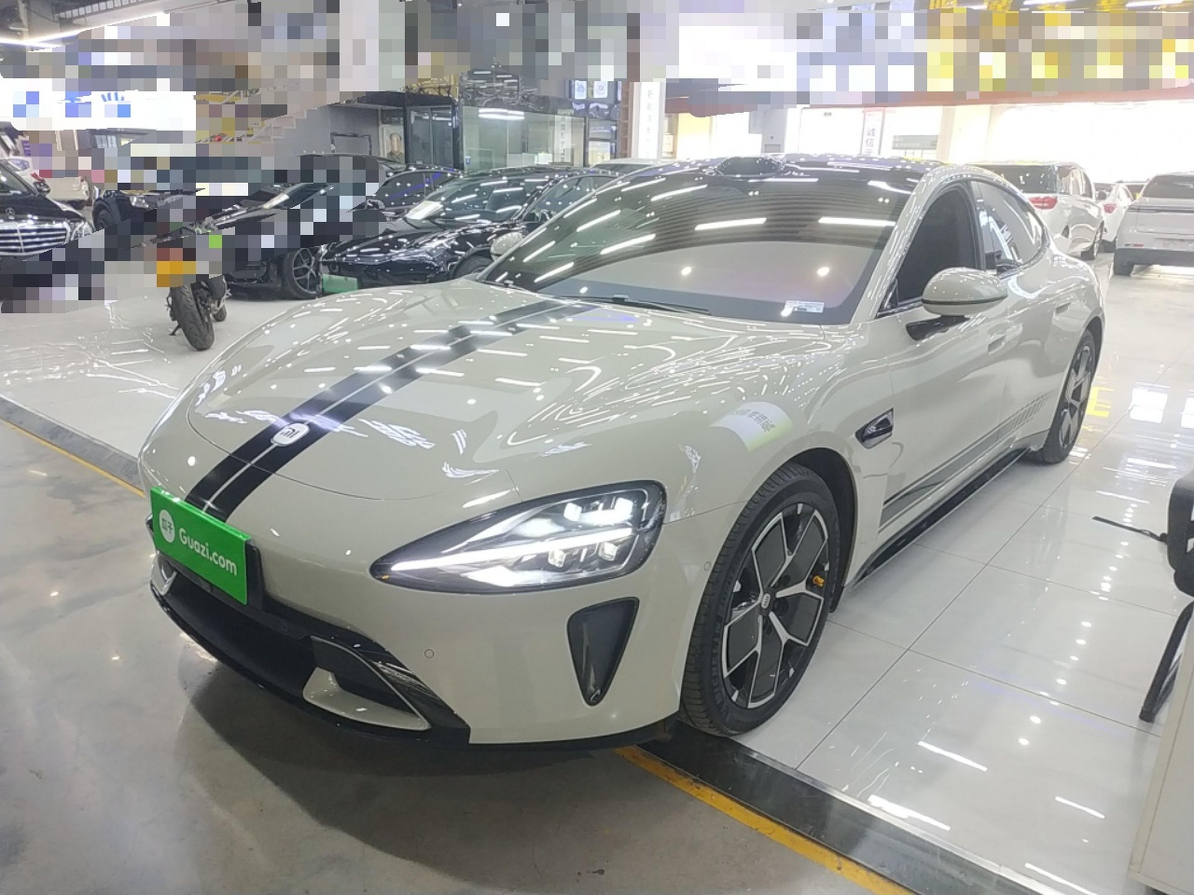 تحت مقدمة السيارة