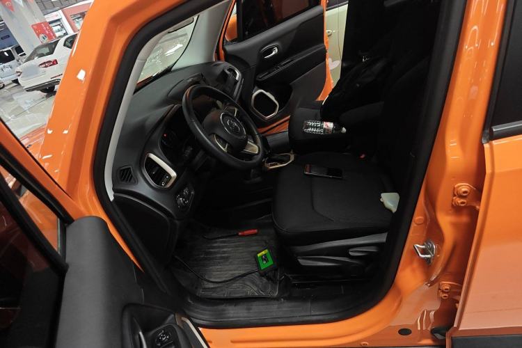 Used  Renegade 2018 Connected Large Screen Version 180T Automatic High-Energy Edition
