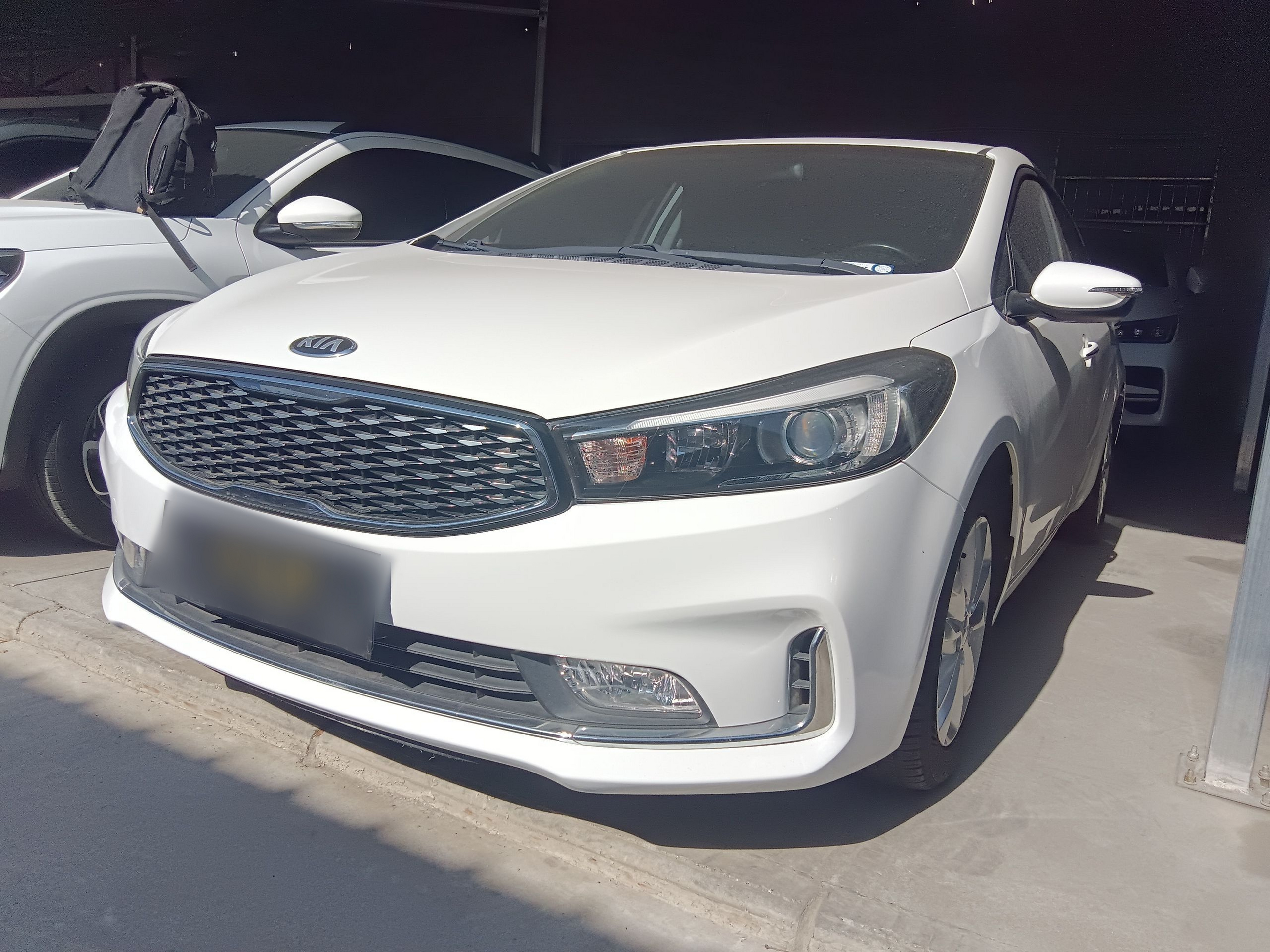 Под передней частью автомобиля