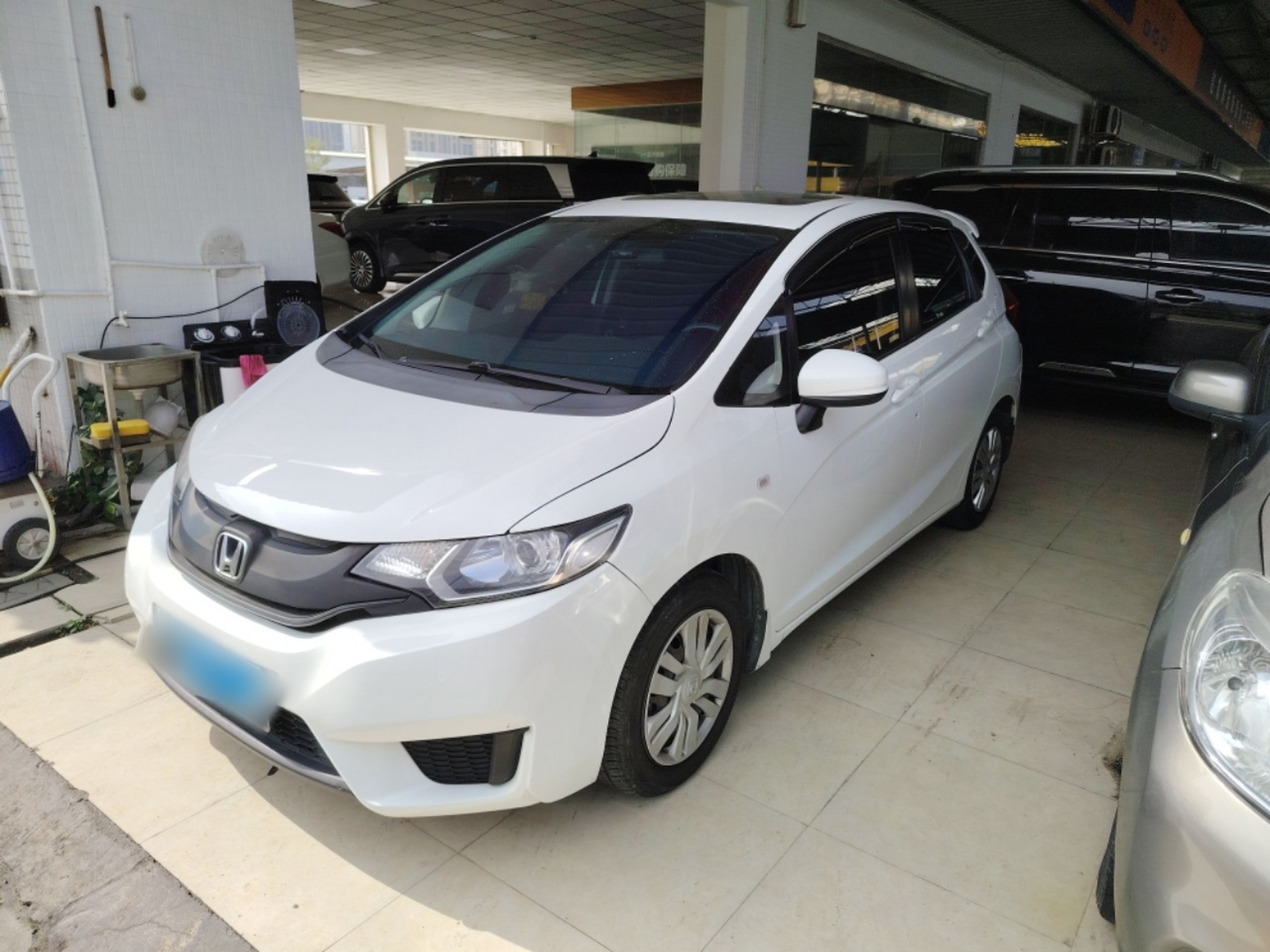 تحت مقدمة السيارة