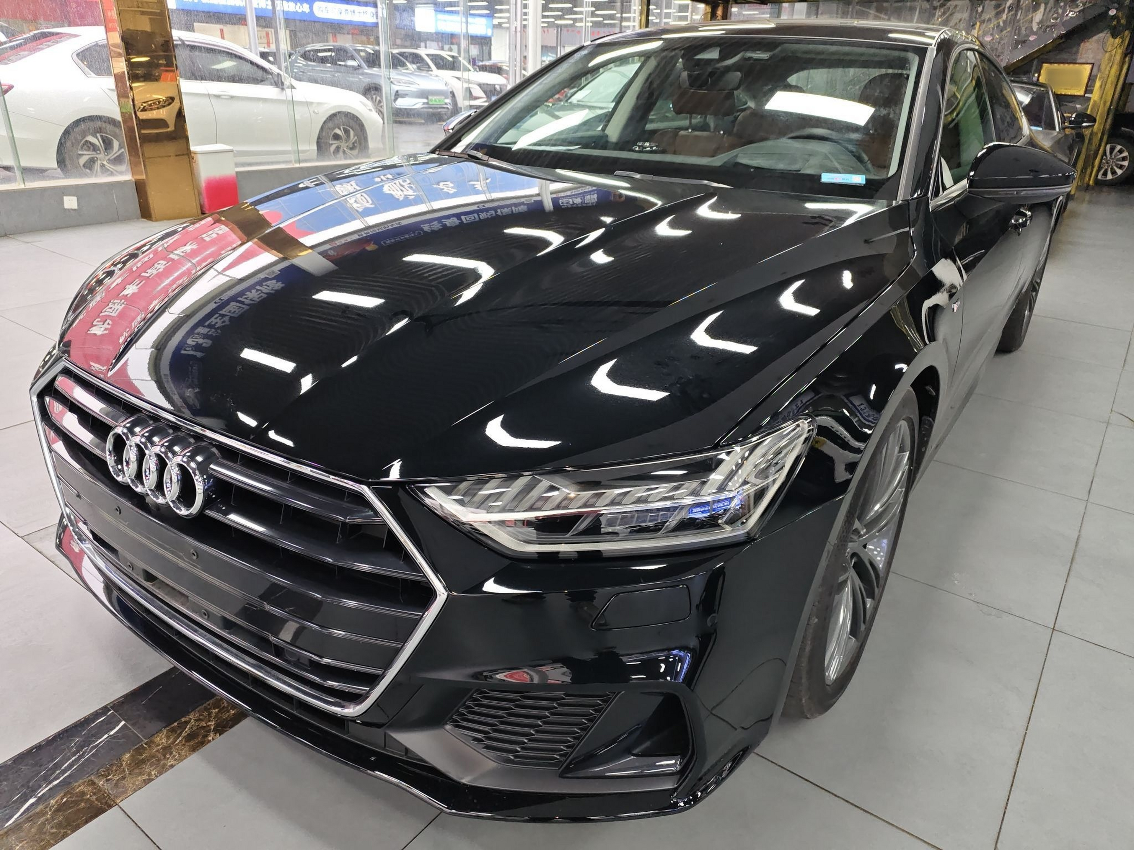 Под передней частью автомобиля