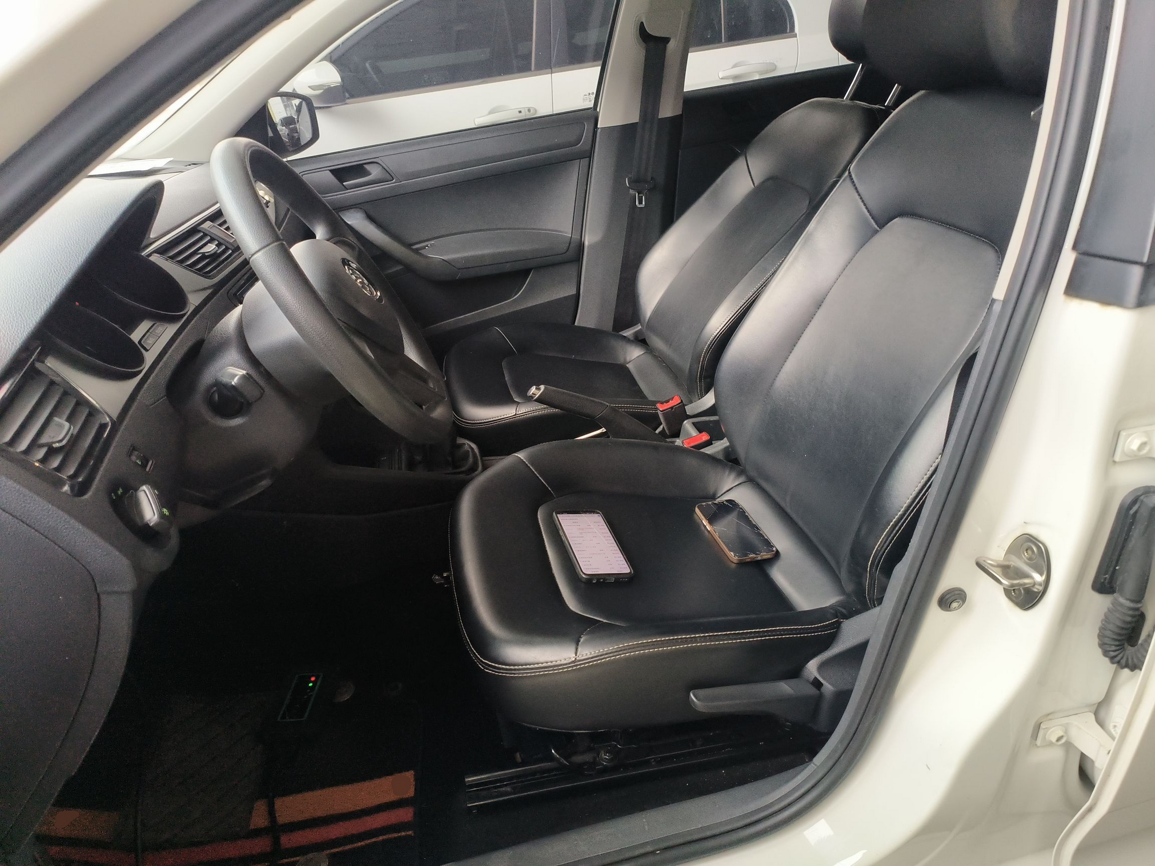 المقاعد الأمامية داخل السيارة