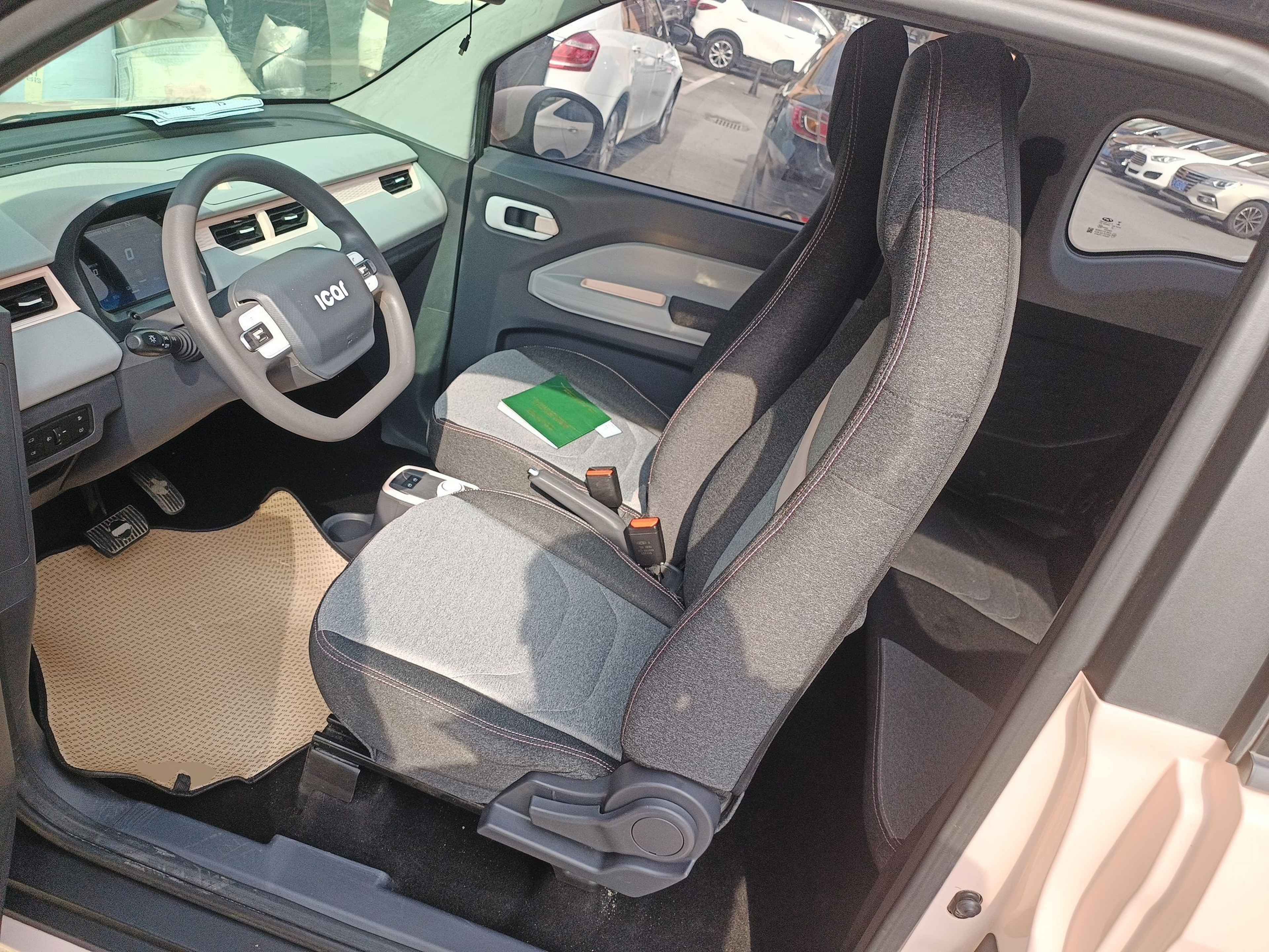 Переднее сиденье в автомобиле