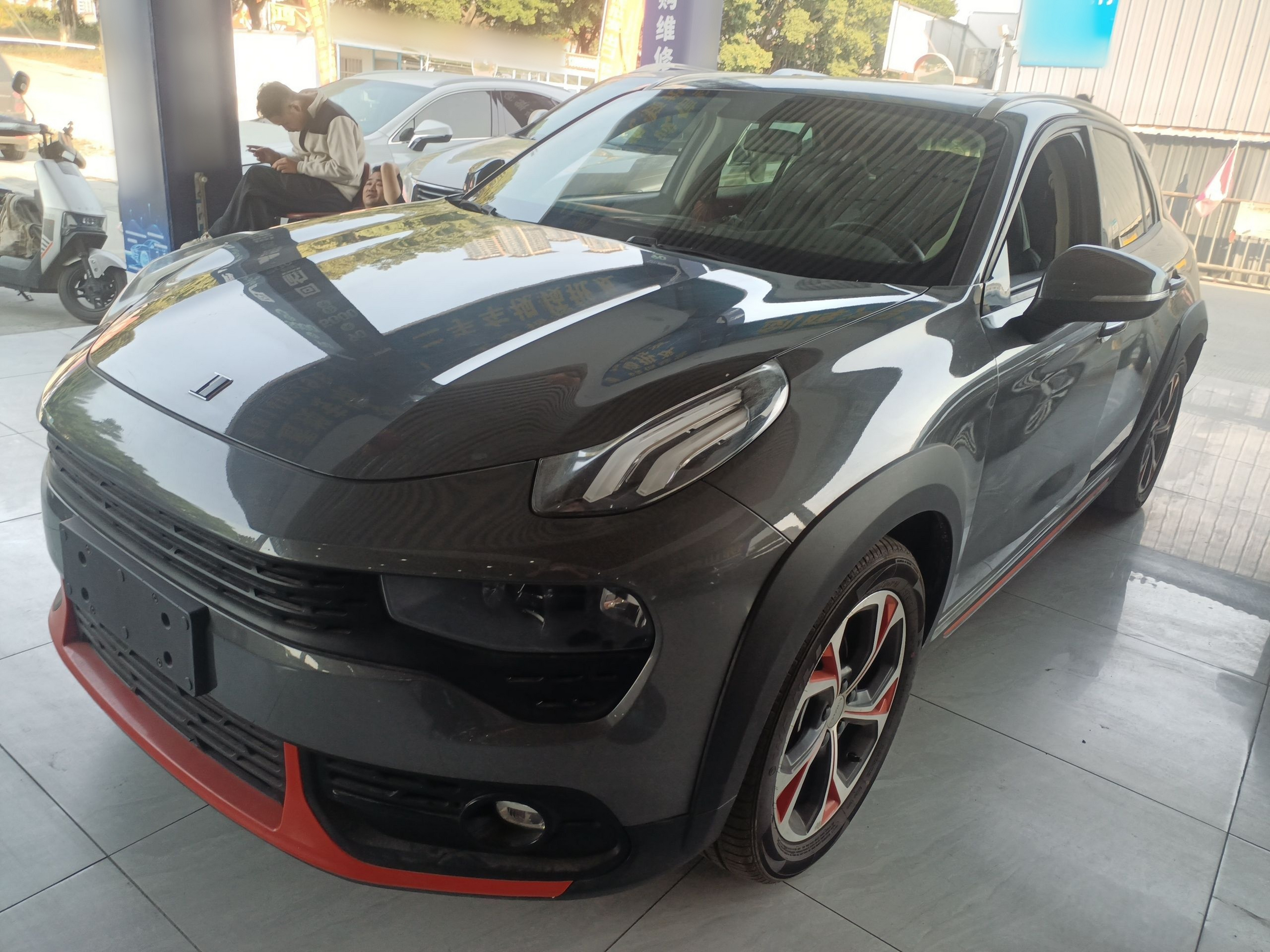 تحت مقدمة السيارة