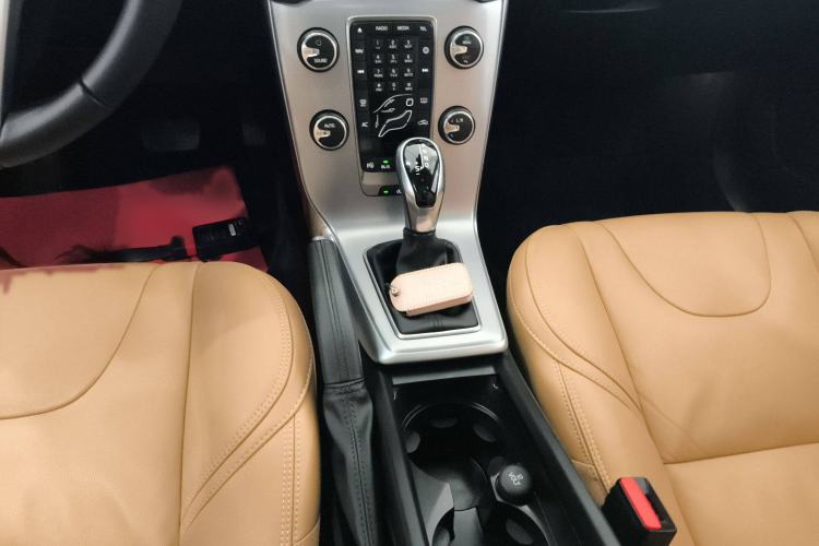 Used Volvo V40 2018 T4 Zhiya Edition
