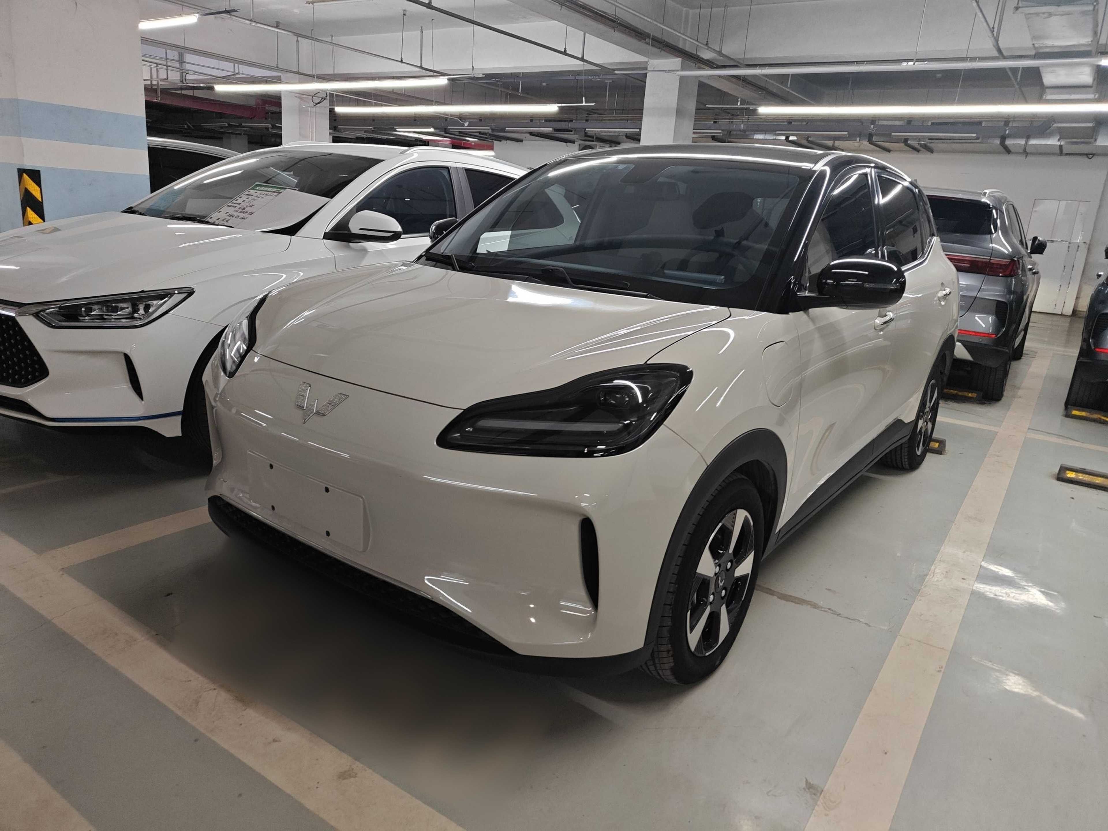 Под передней частью автомобиля