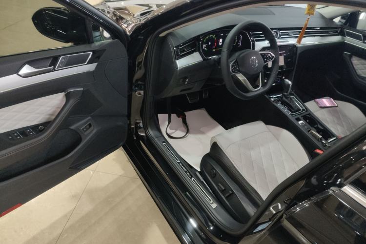 Used Volkswagen Magotan 2024 2 Million Units Zhongxiang Version 330TSI DSG Luxury Edition
