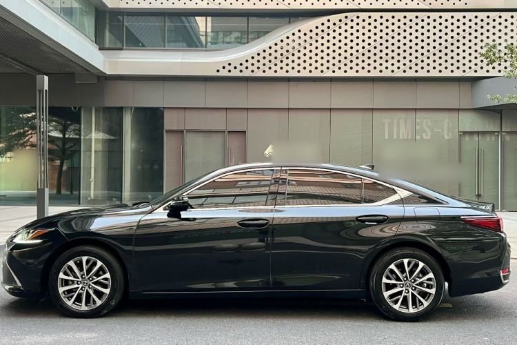 Used Lexus ES 2023 200 Excellence Edition
