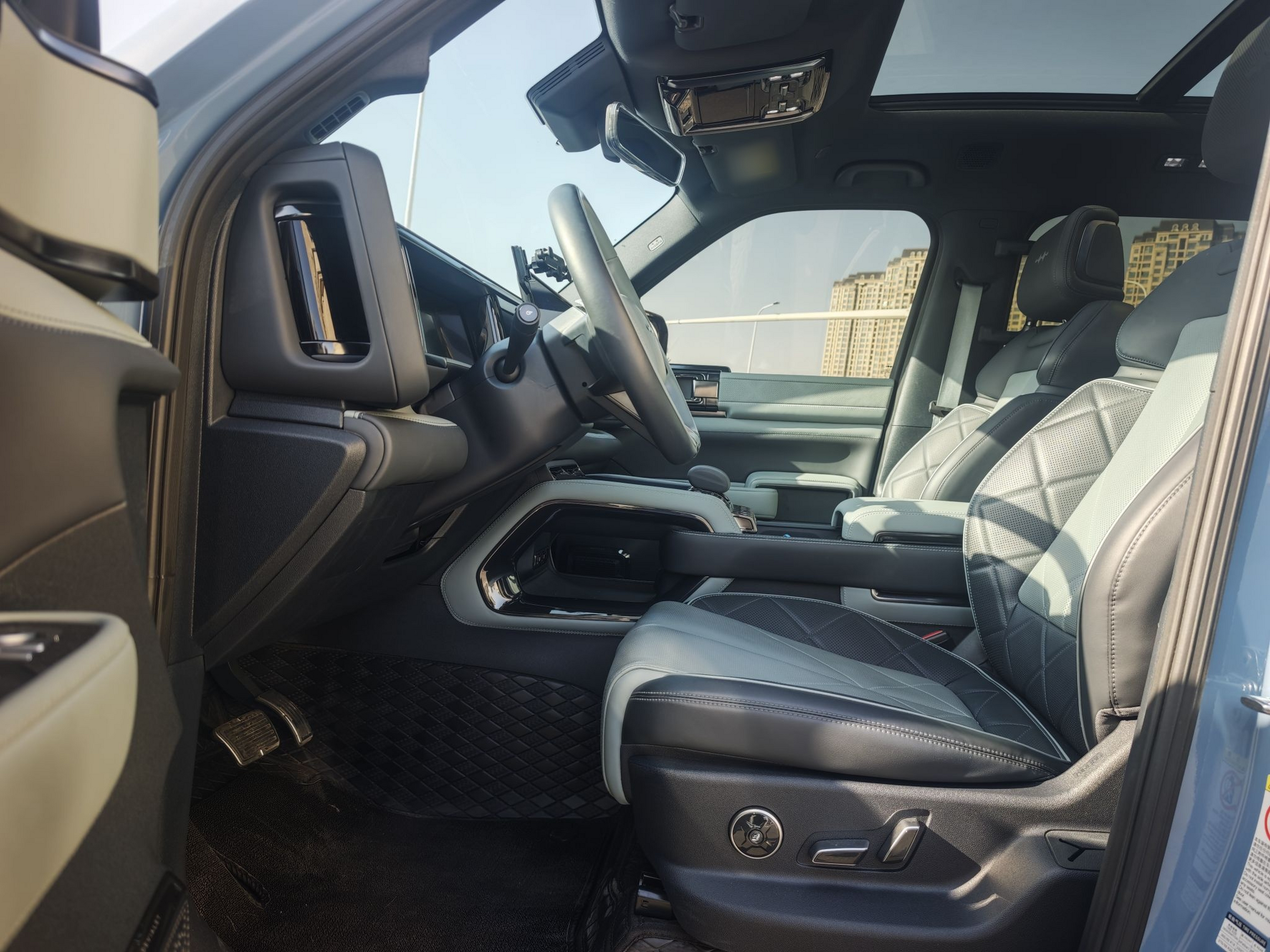 المقاعد الأمامية داخل السيارة