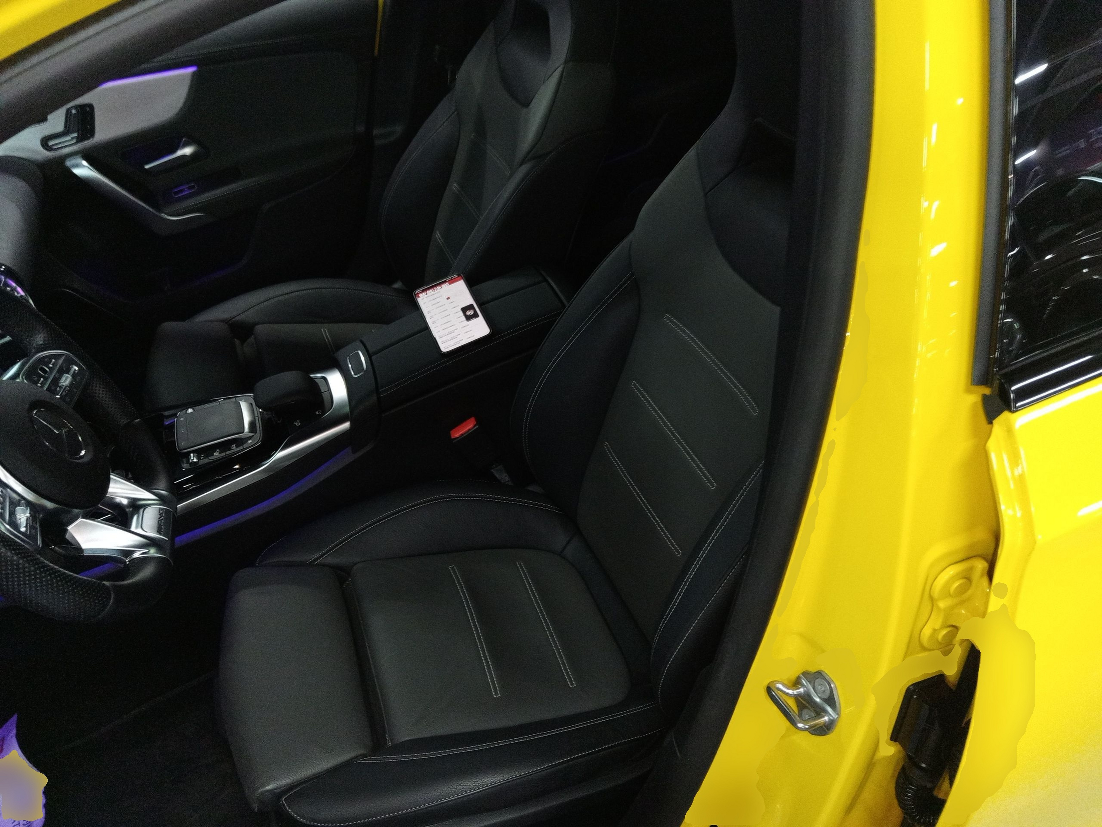 المقاعد الأمامية داخل السيارة