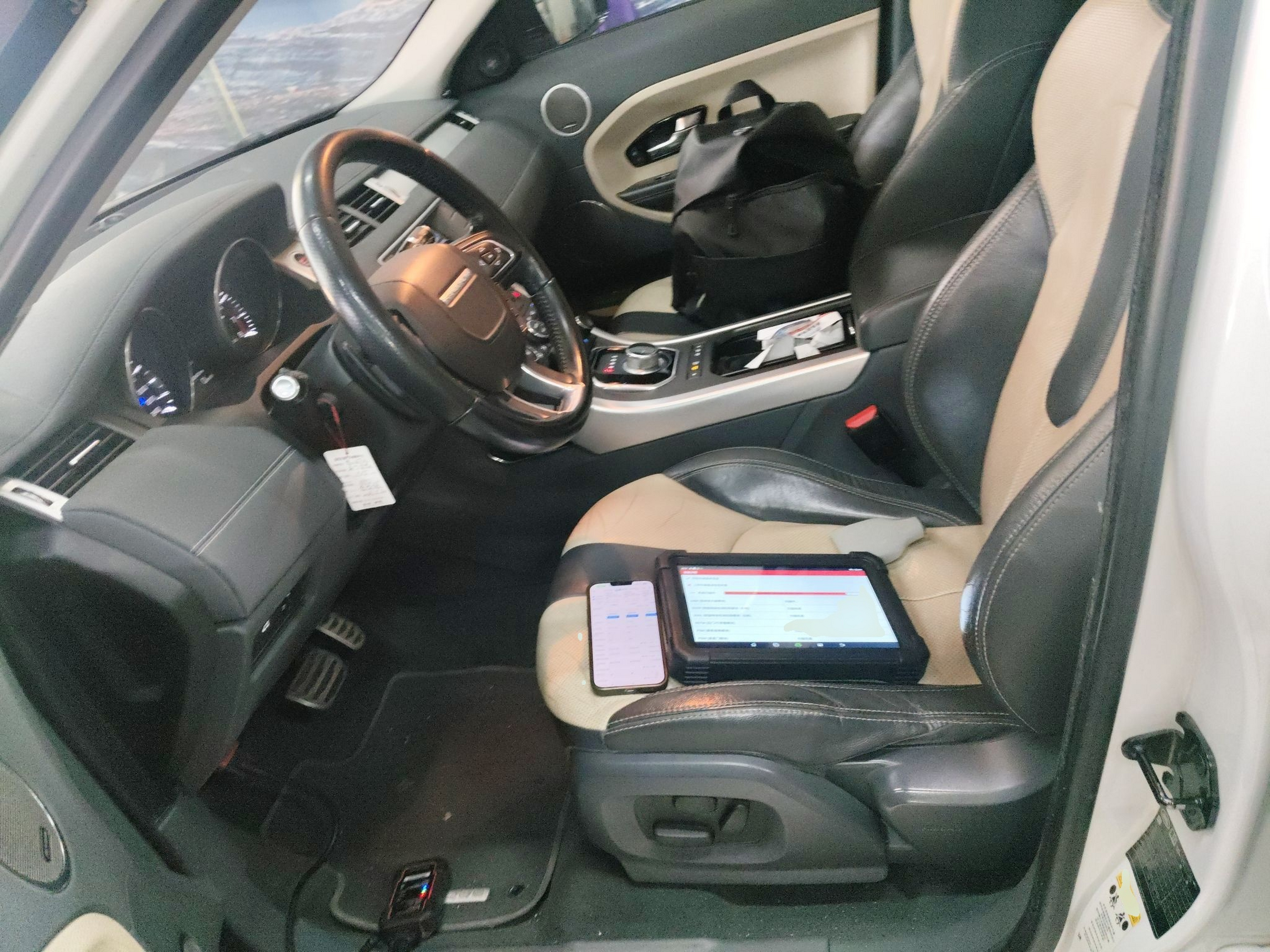 المقاعد الأمامية داخل السيارة