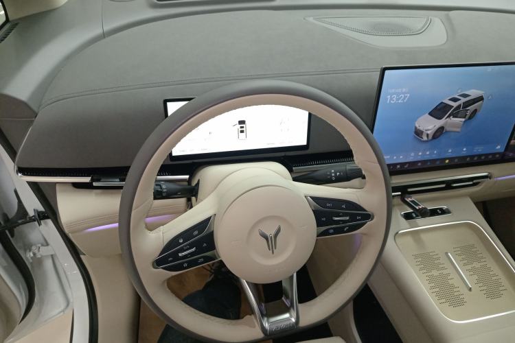 Used VOYAH Dream 2025 PHEV Four-Wheel Drive Prestige Kunpeng Edition
