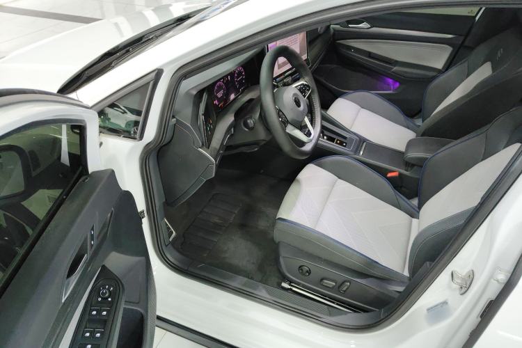 Used Volkswagen Golf 2025 300TSI R-Line
