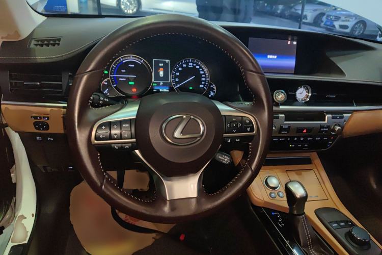 Used Lexus ES 2015 300h Comfort Edition
