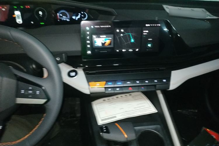 Used Changan UNI-V iDD 2024 Blue Whale Smart Electric iDD 136km ZhiKu Model
