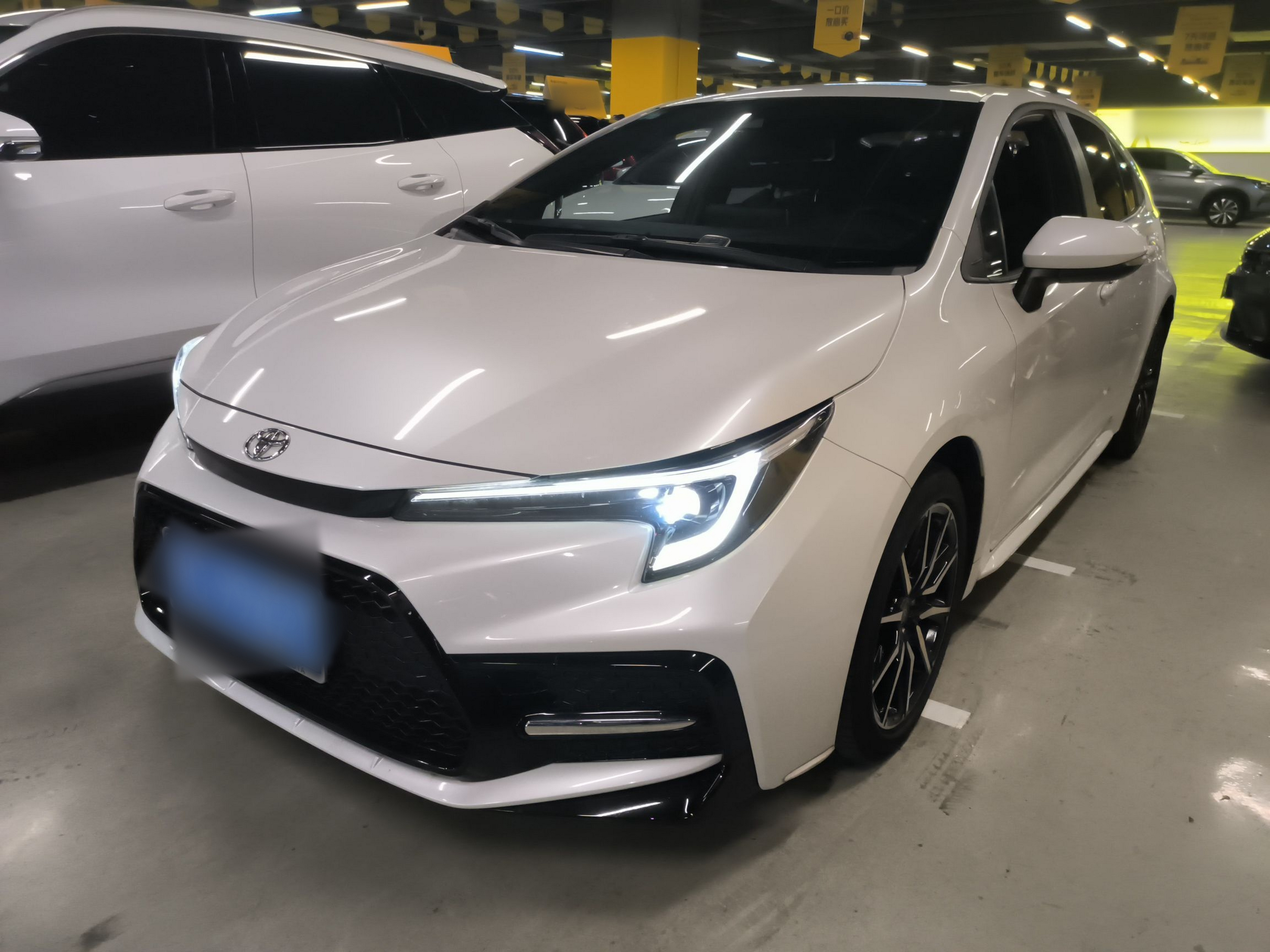 Под передней частью автомобиля