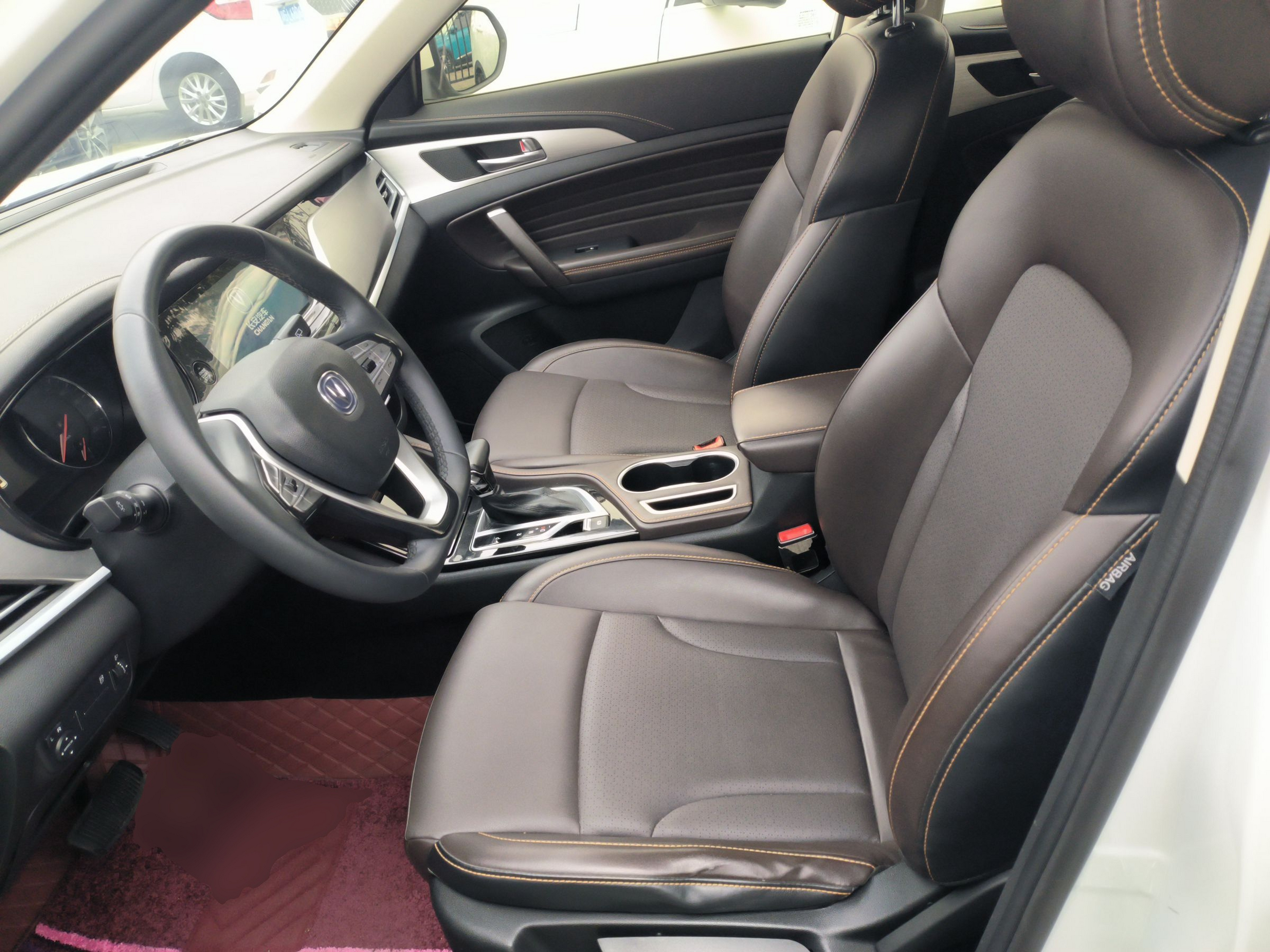 Переднее сиденье в автомобиле